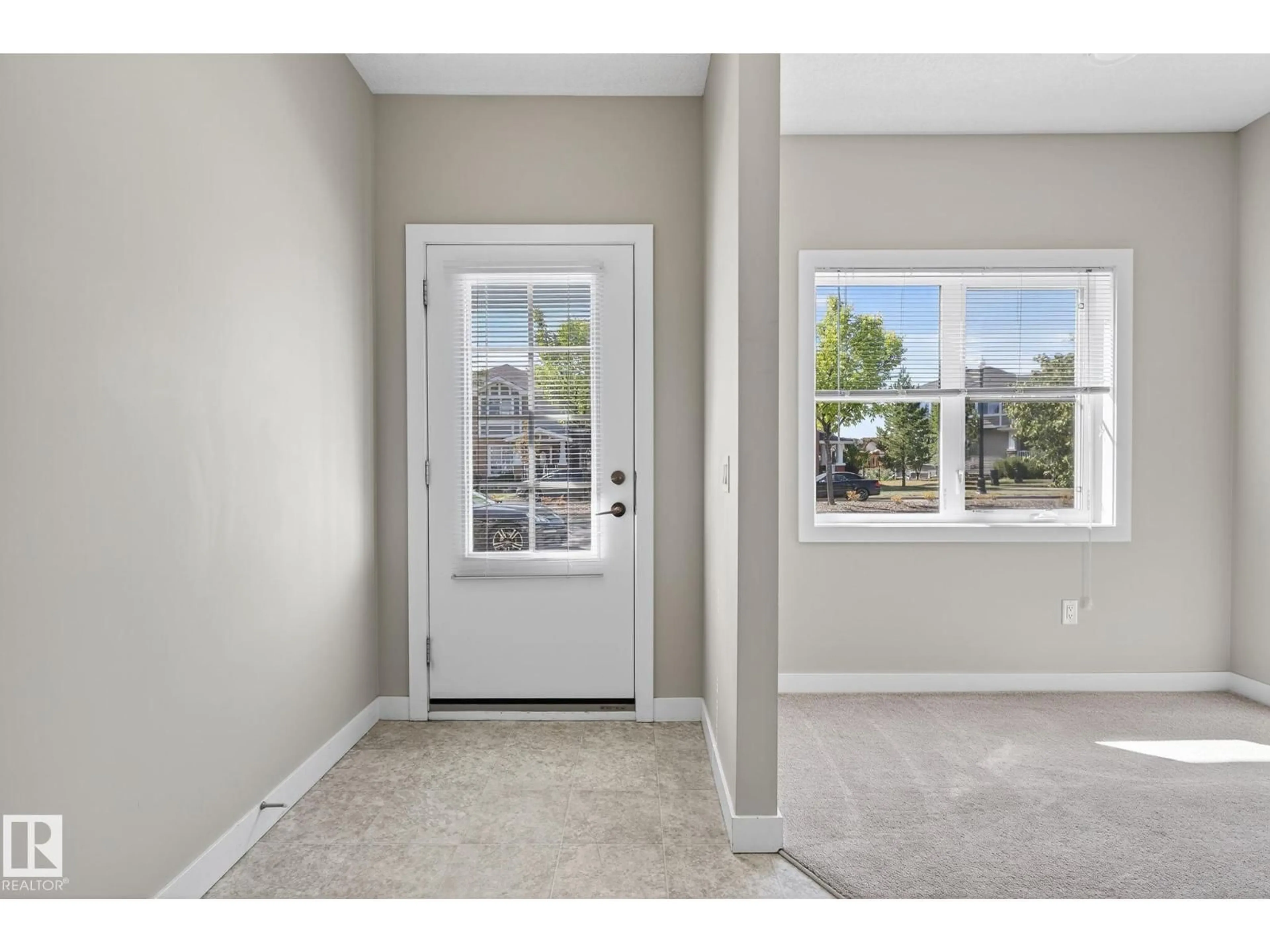Indoor entryway for 1091 GAULT BV, Edmonton Alberta T5E6W3