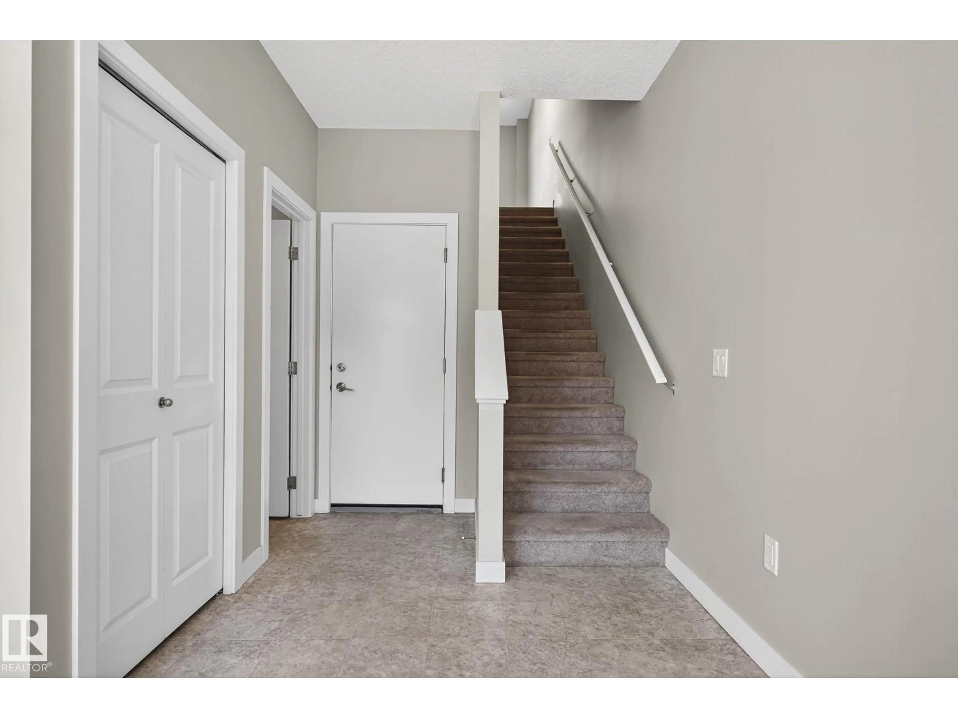 Indoor entryway for 1091 GAULT BV, Edmonton Alberta T5E6W3