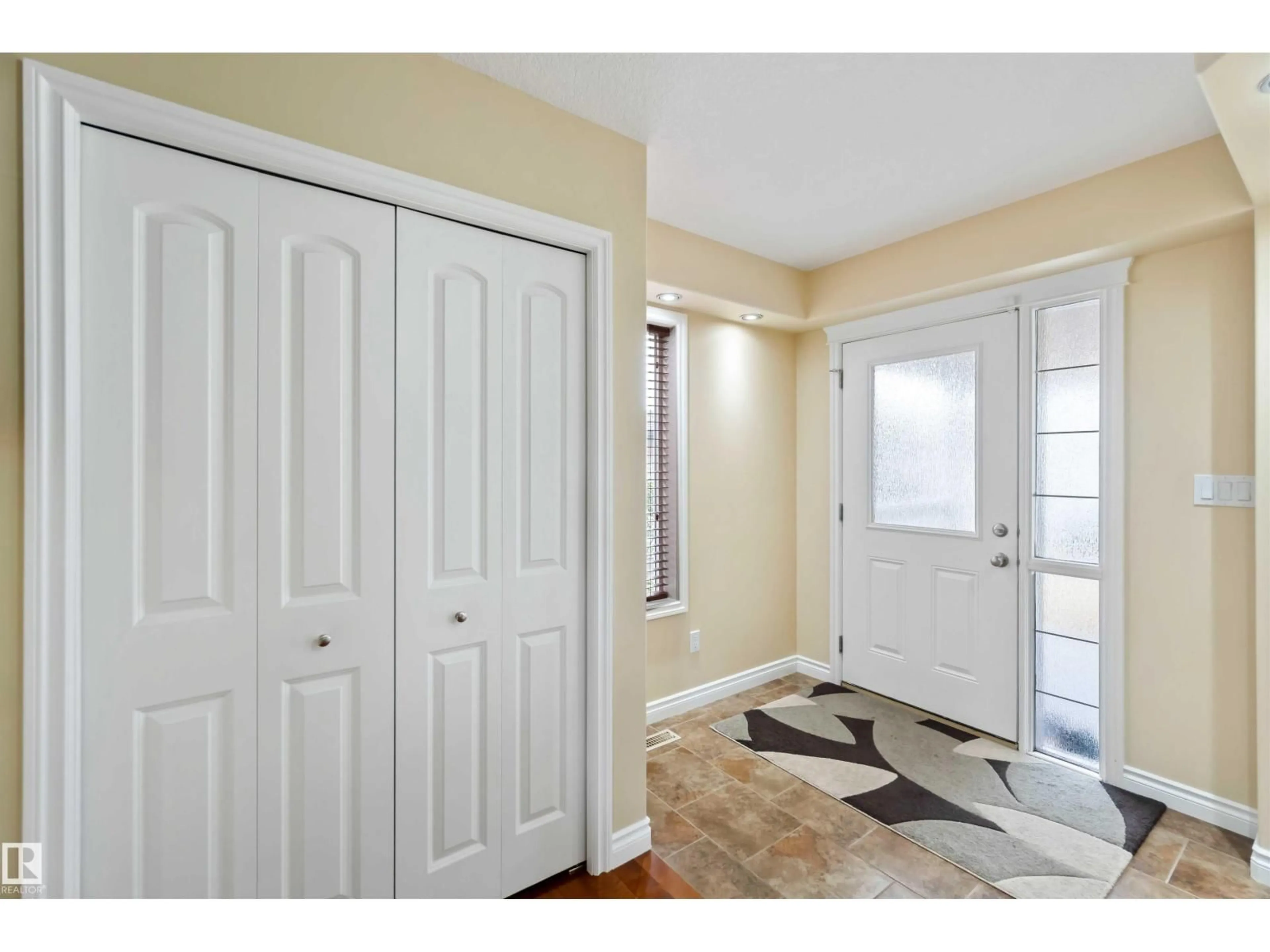 Indoor entryway for 15519 47 ST, Edmonton Alberta T5Y3L8