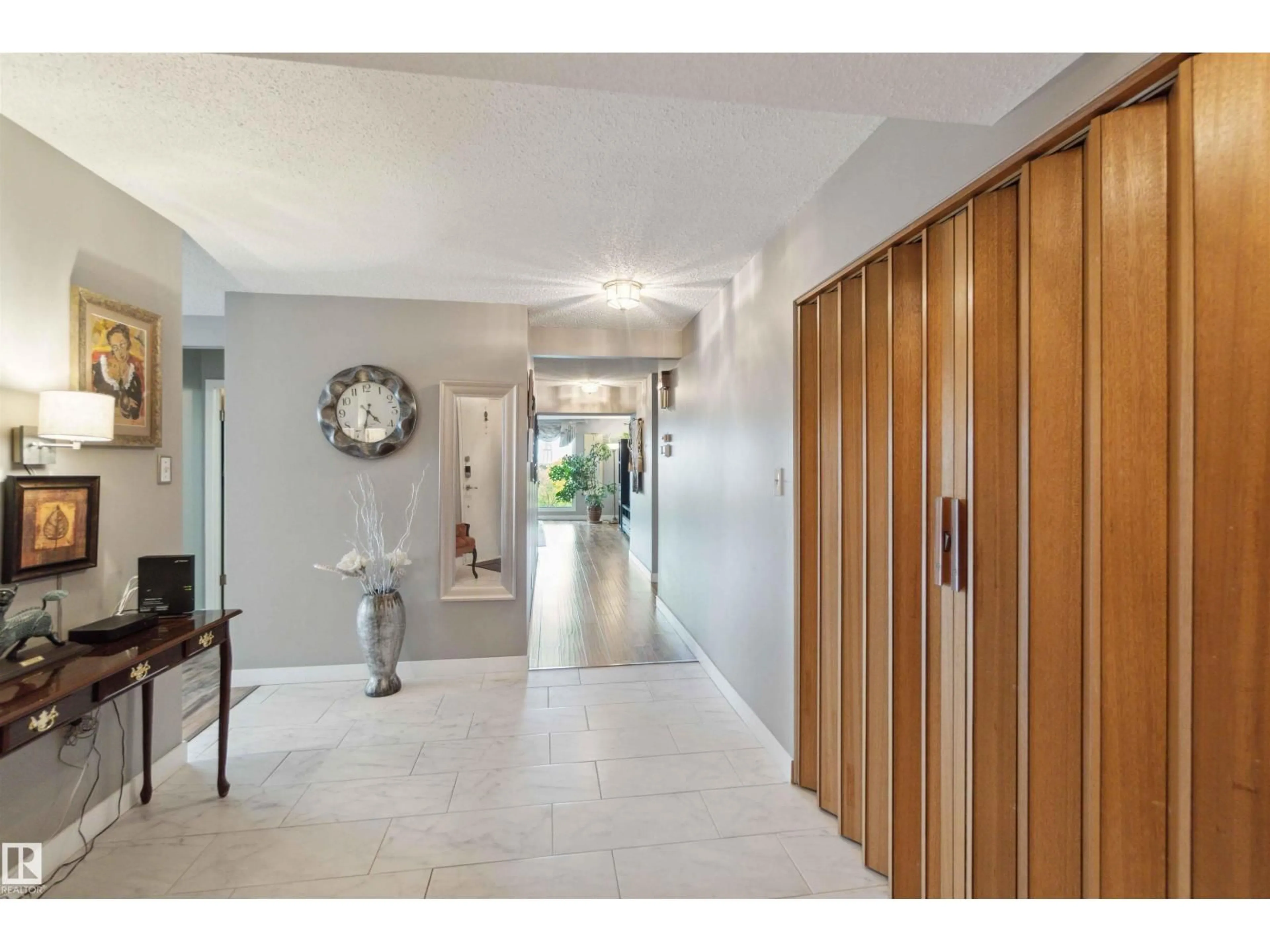 Indoor foyer for NW - 8707 107 ST, Edmonton Alberta T6E5J5