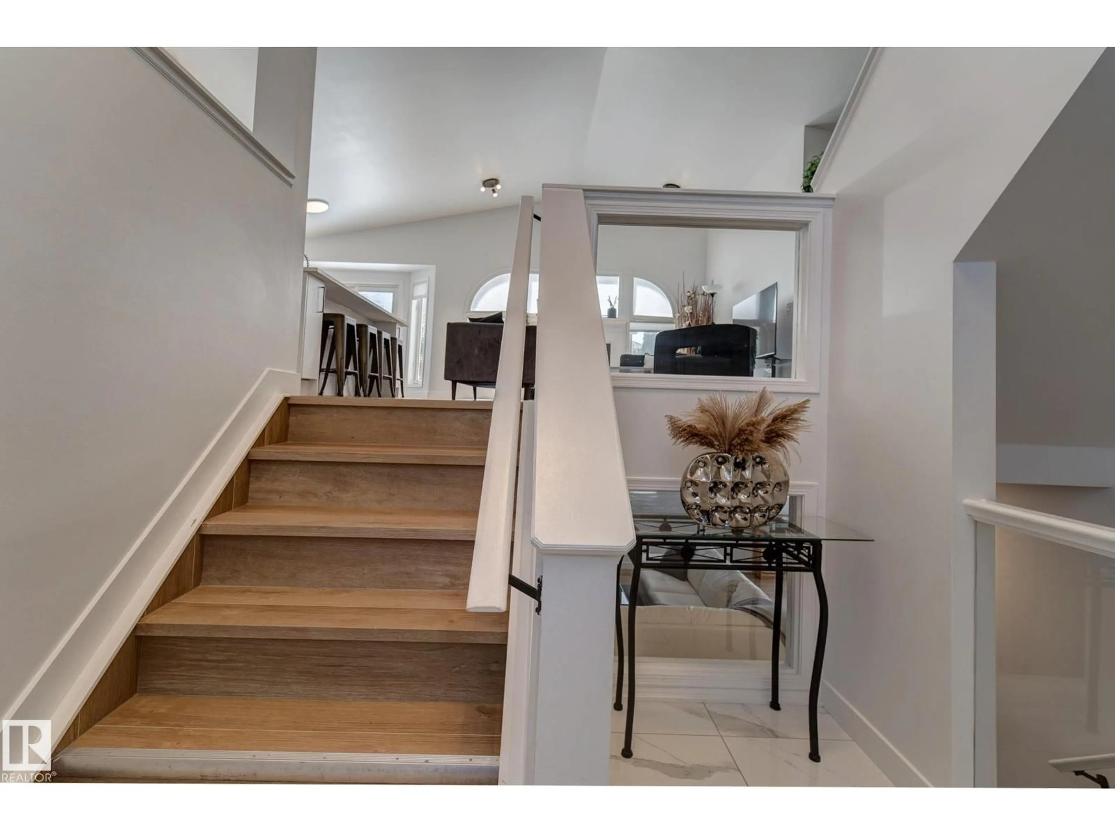 Indoor foyer for 2891 37A AV NW, Edmonton Alberta T6T1H7