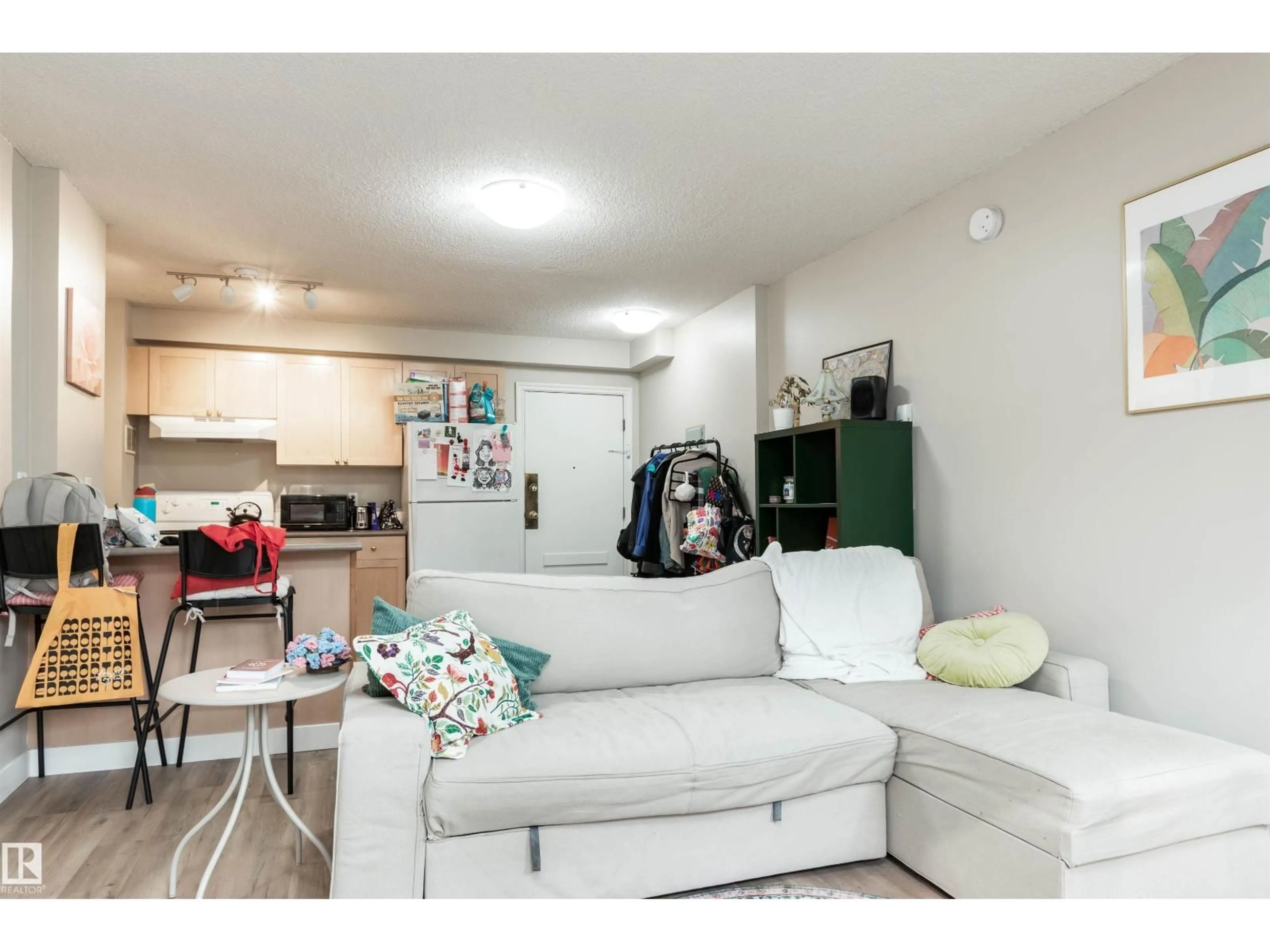 A pic of a room for 205 - 9730 106 ST, Edmonton Alberta T5K1B7