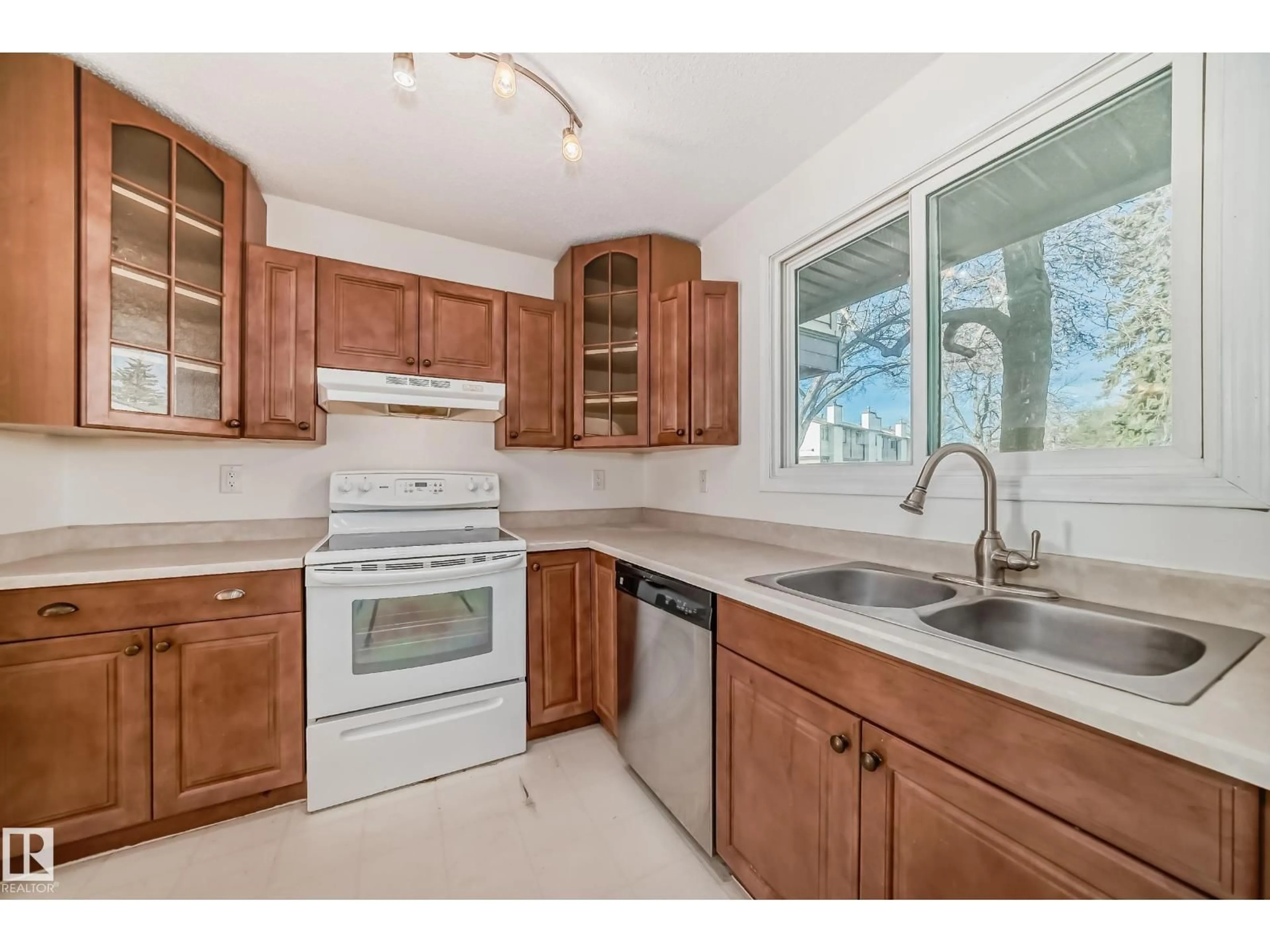 Standard kitchen, unknown for 3317 142 AV, Edmonton Alberta T5Y1H9