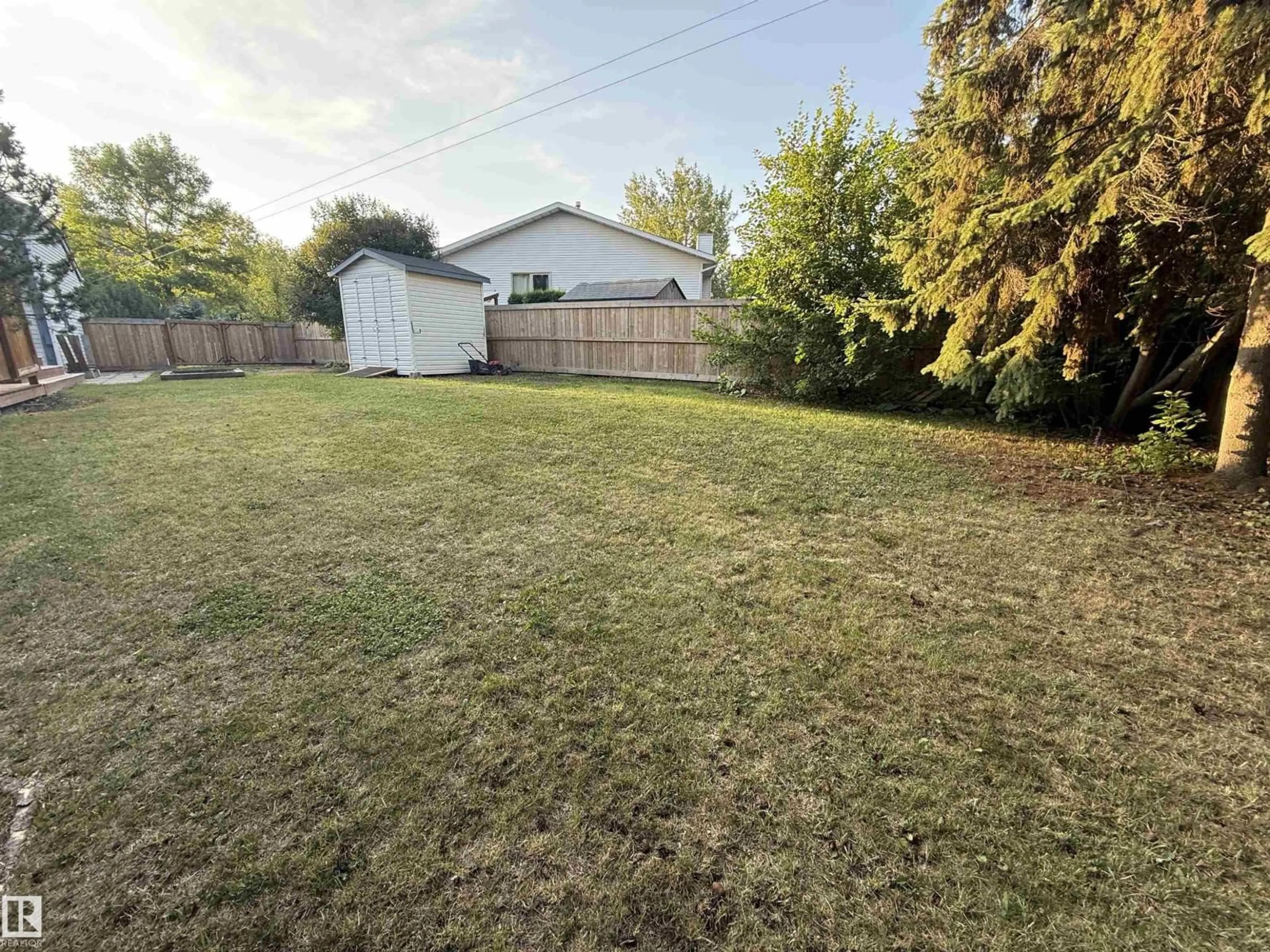 A pic from outside/outdoor area/front of a property/back of a property/a pic from drone, street for 57 WOODCREST AV, St. Albert Alberta T8N3H8
