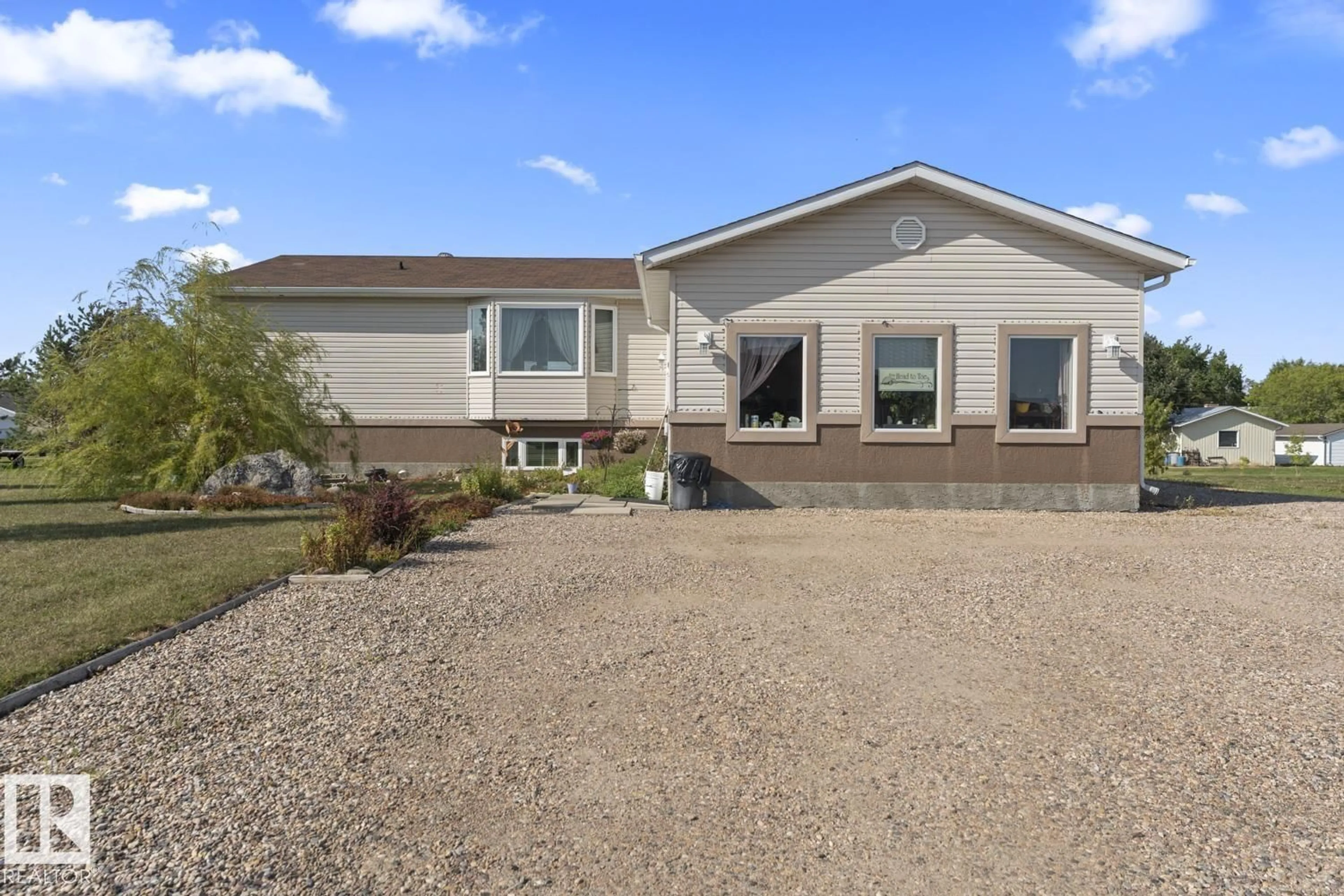 Home with vinyl exterior material, street for 3808 2ND ST, Mallaig Alberta T0A2K0