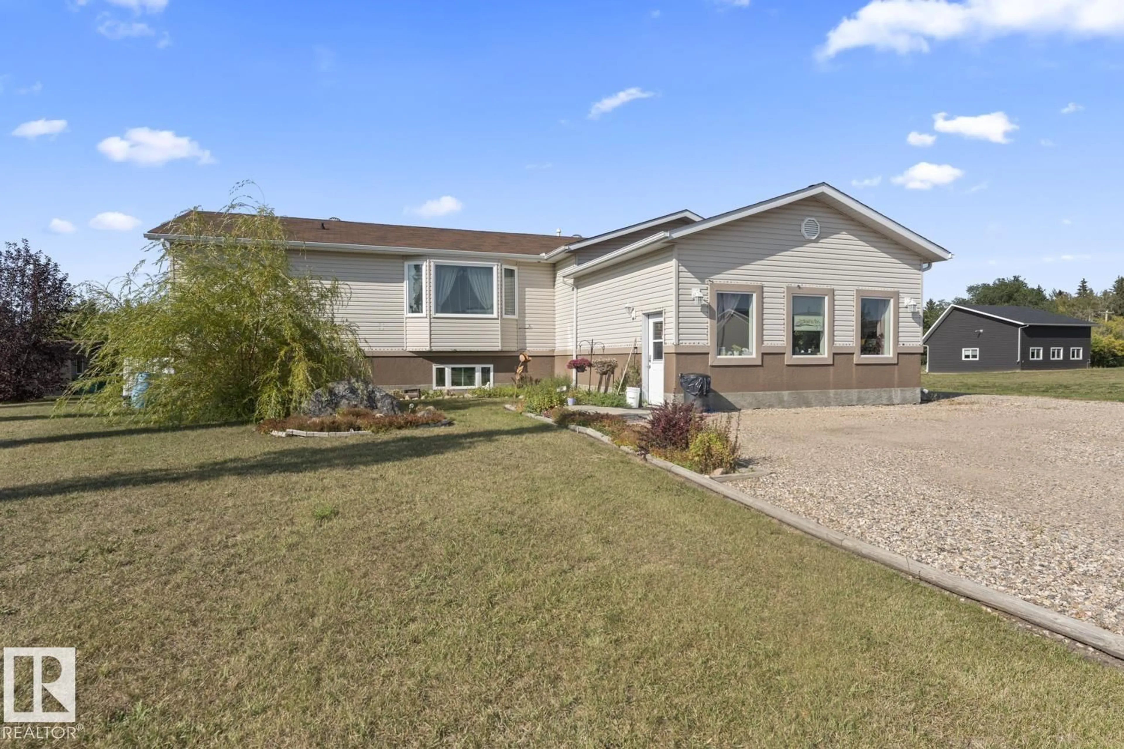 A pic from outside/outdoor area/front of a property/back of a property/a pic from drone, street for 3808 2ND ST, Mallaig Alberta T0A2K0
