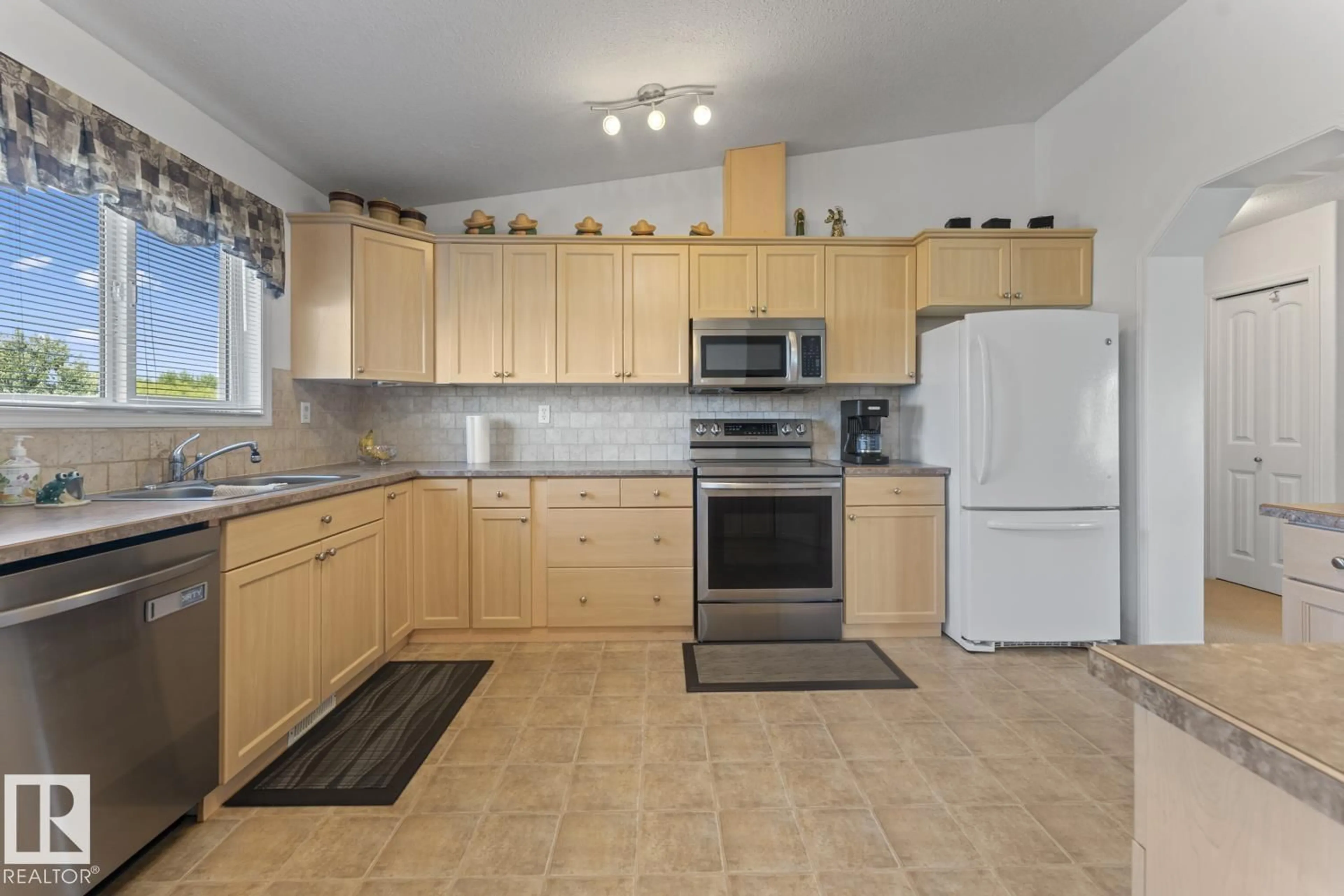 Standard kitchen, unknown for 3808 2ND ST, Mallaig Alberta T0A2K0