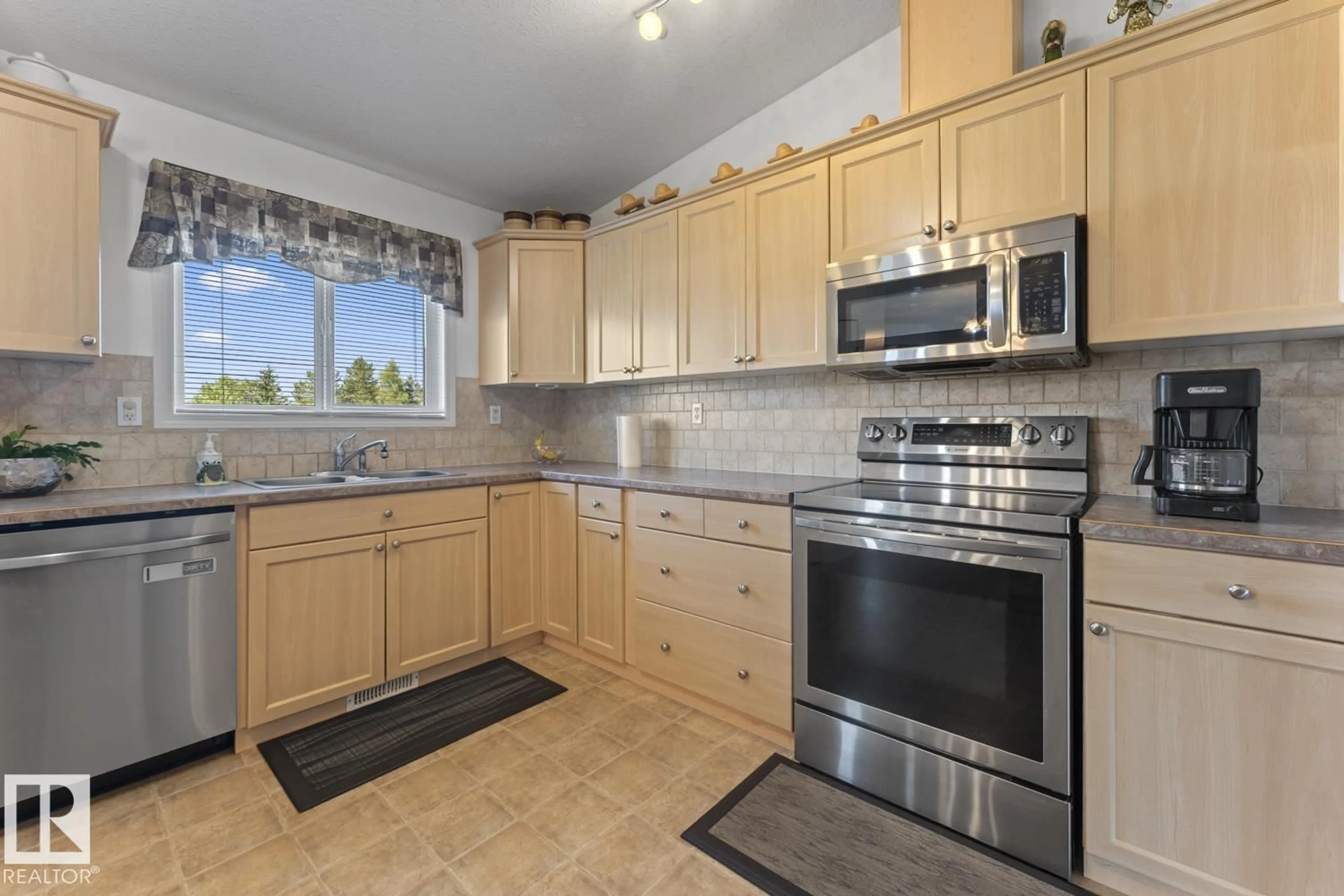 Standard kitchen, ceramic/tile floor for 3808 2ND ST, Mallaig Alberta T0A2K0