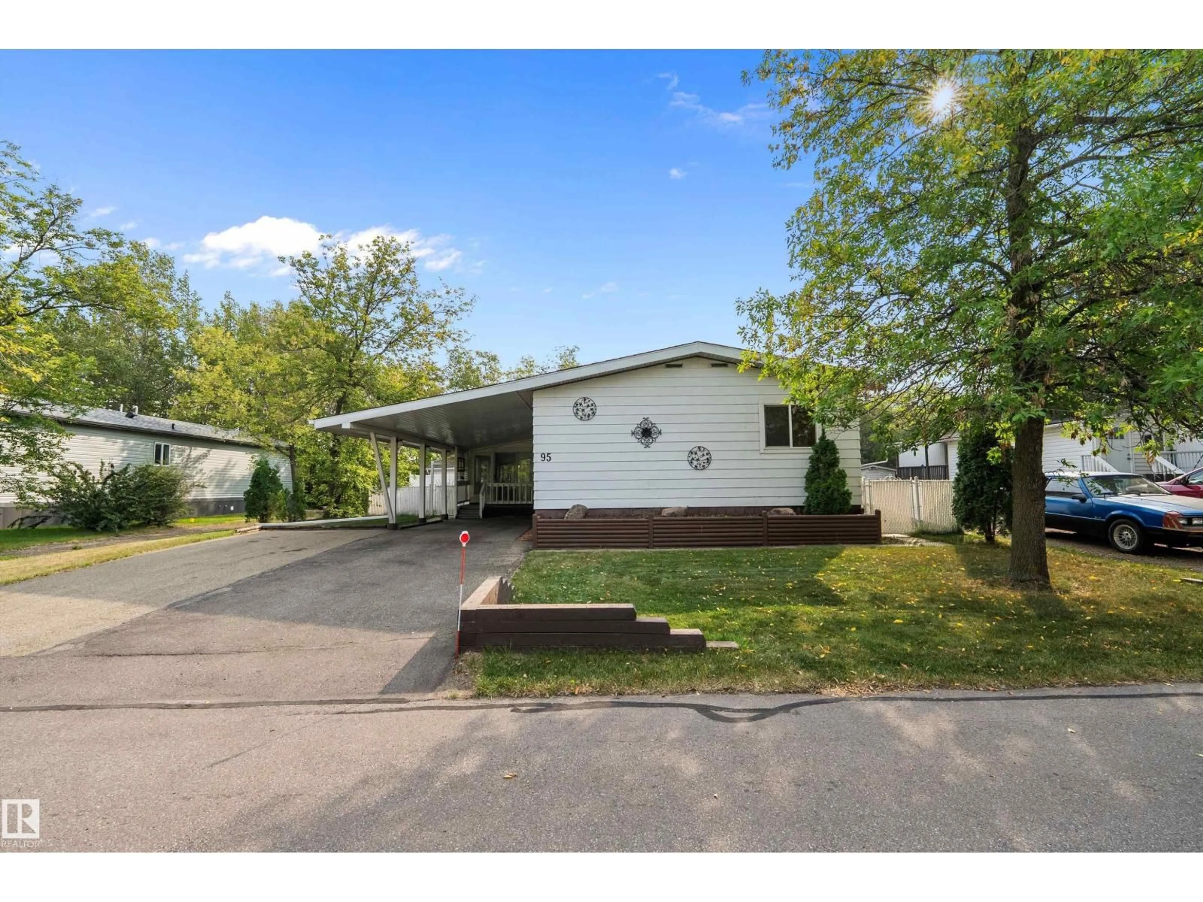Home with vinyl exterior material, street for 95 RIDGEWAY DR, Edmonton Alberta T6P1G7