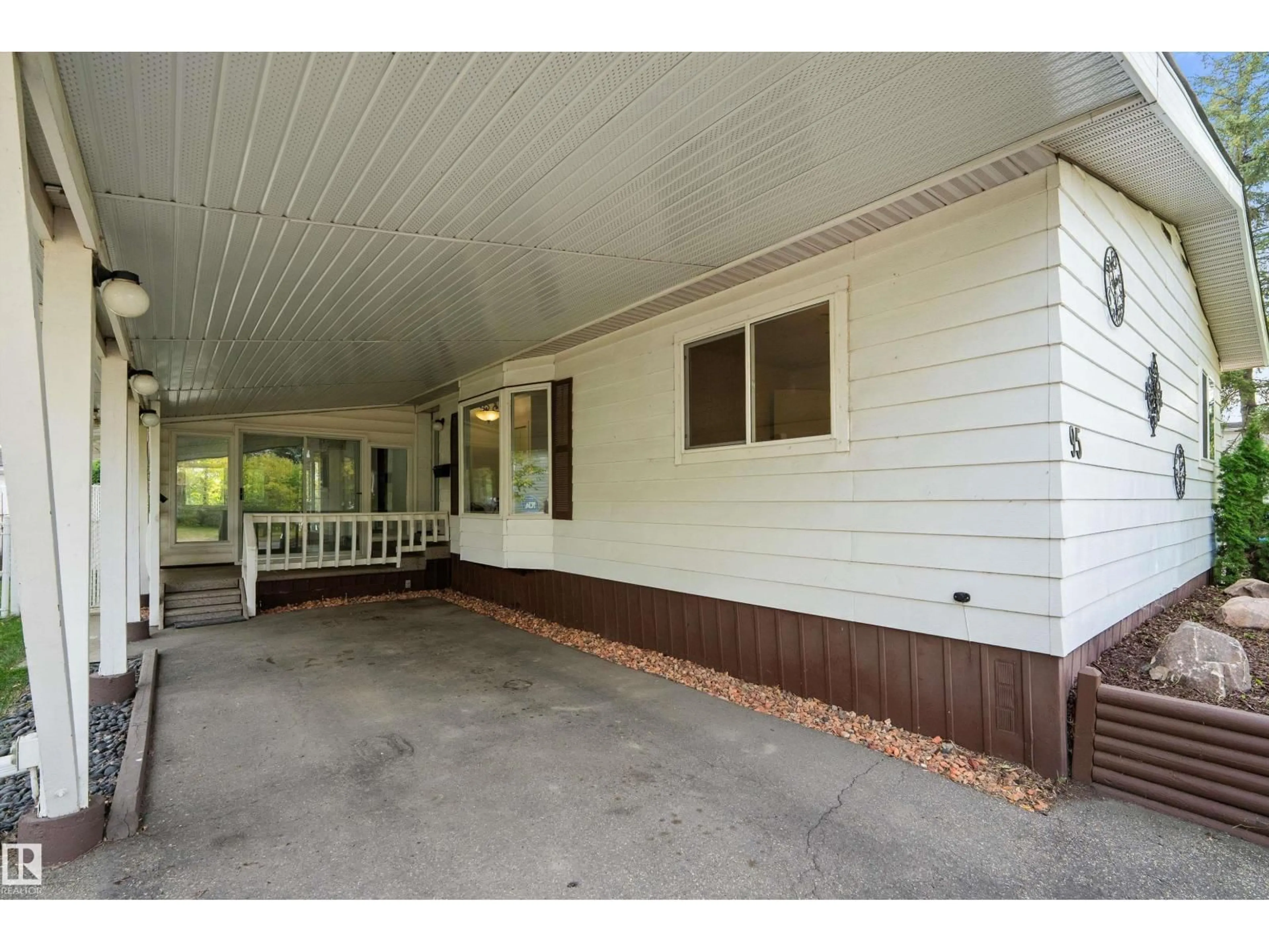 Patio, building for 95 RIDGEWAY DR, Edmonton Alberta T6P1G7