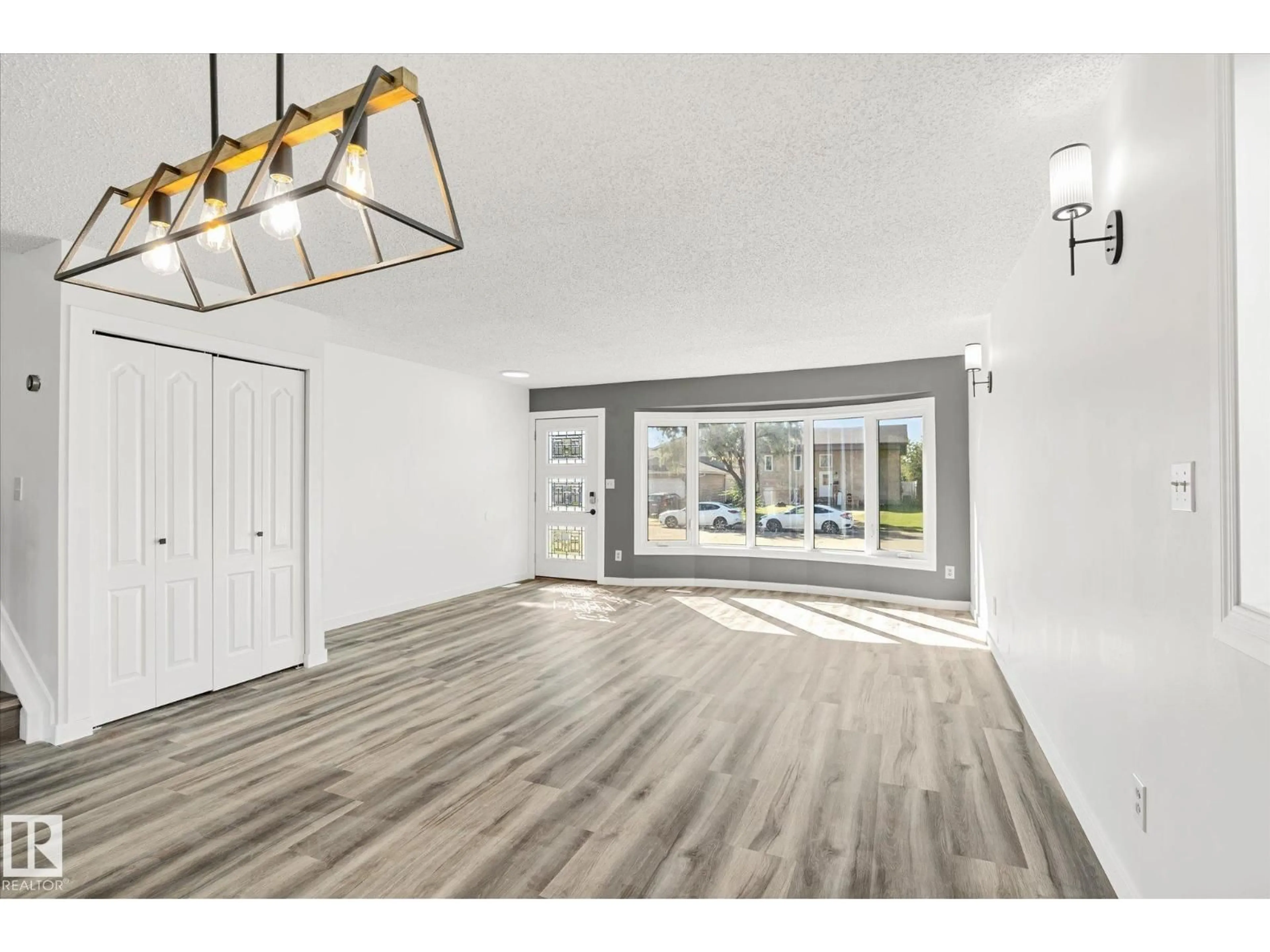 Indoor entryway for 4528 29 AV, Edmonton Alberta T6L4S4