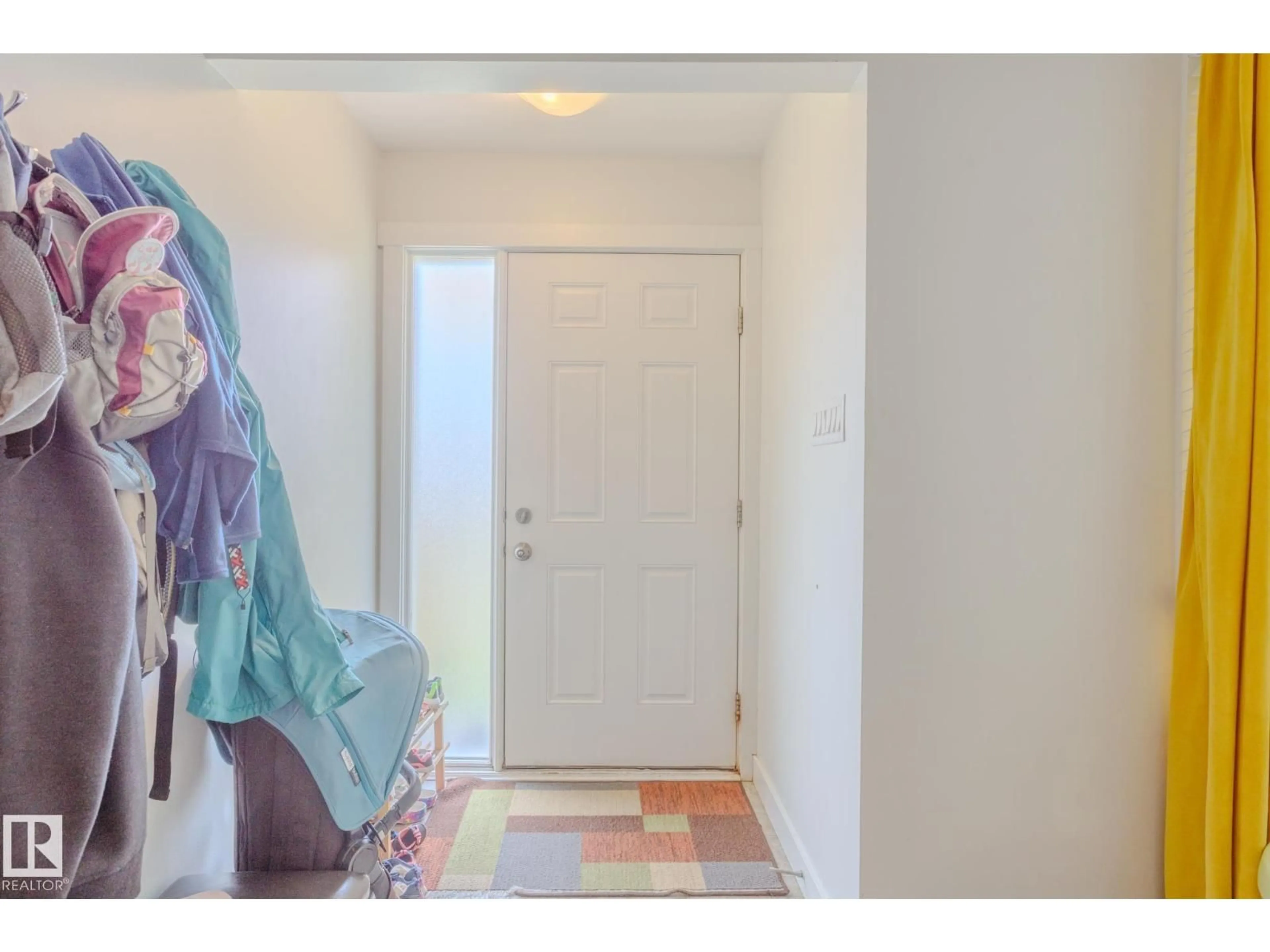 Indoor entryway for 9055 52 ST, Edmonton Alberta T6B1G1