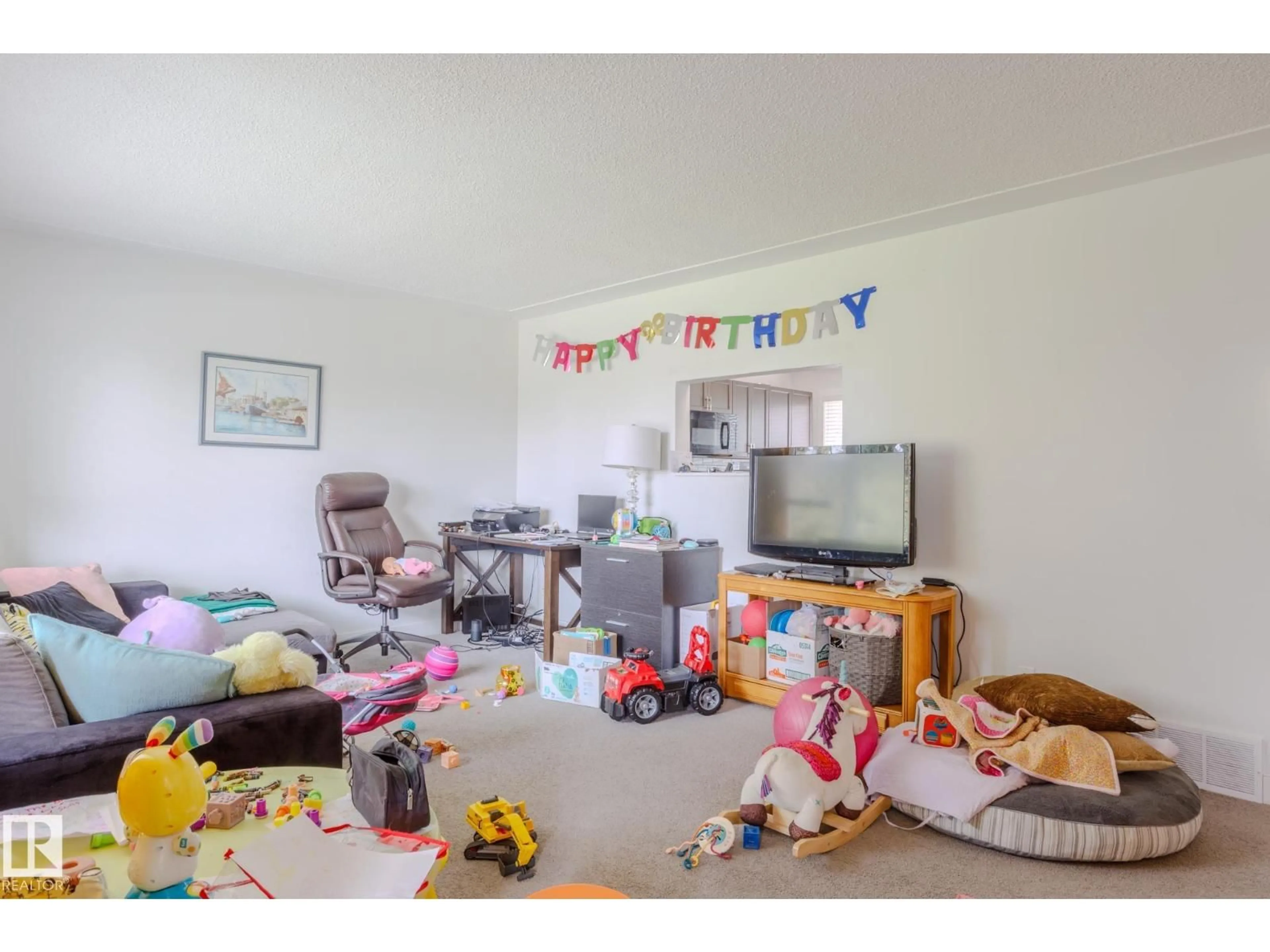 A pic of a room for 9055 52 ST, Edmonton Alberta T6B1G1