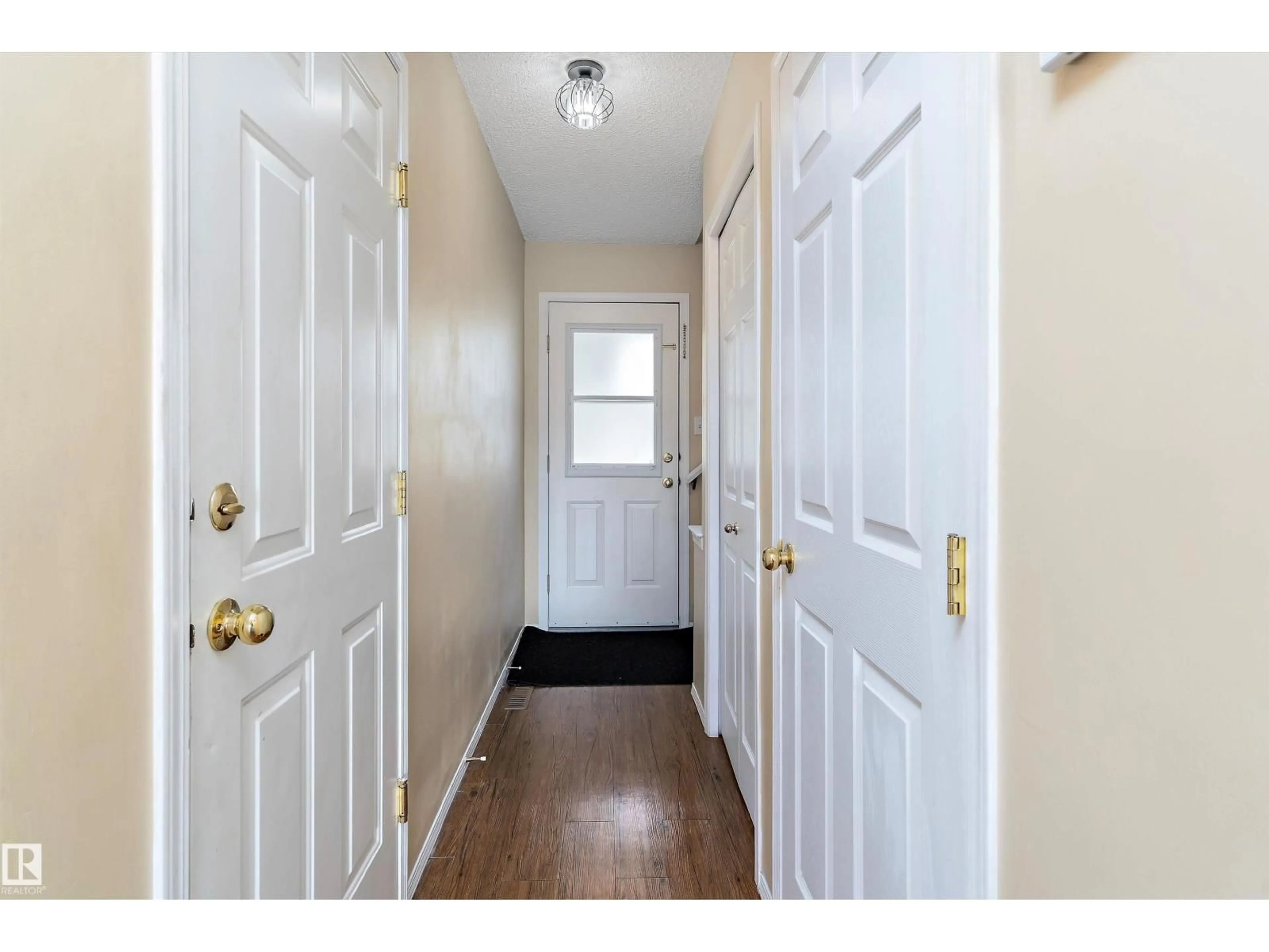 Indoor entryway for 14803 - 26 MILLER BV, Edmonton Alberta T5Y2Z9
