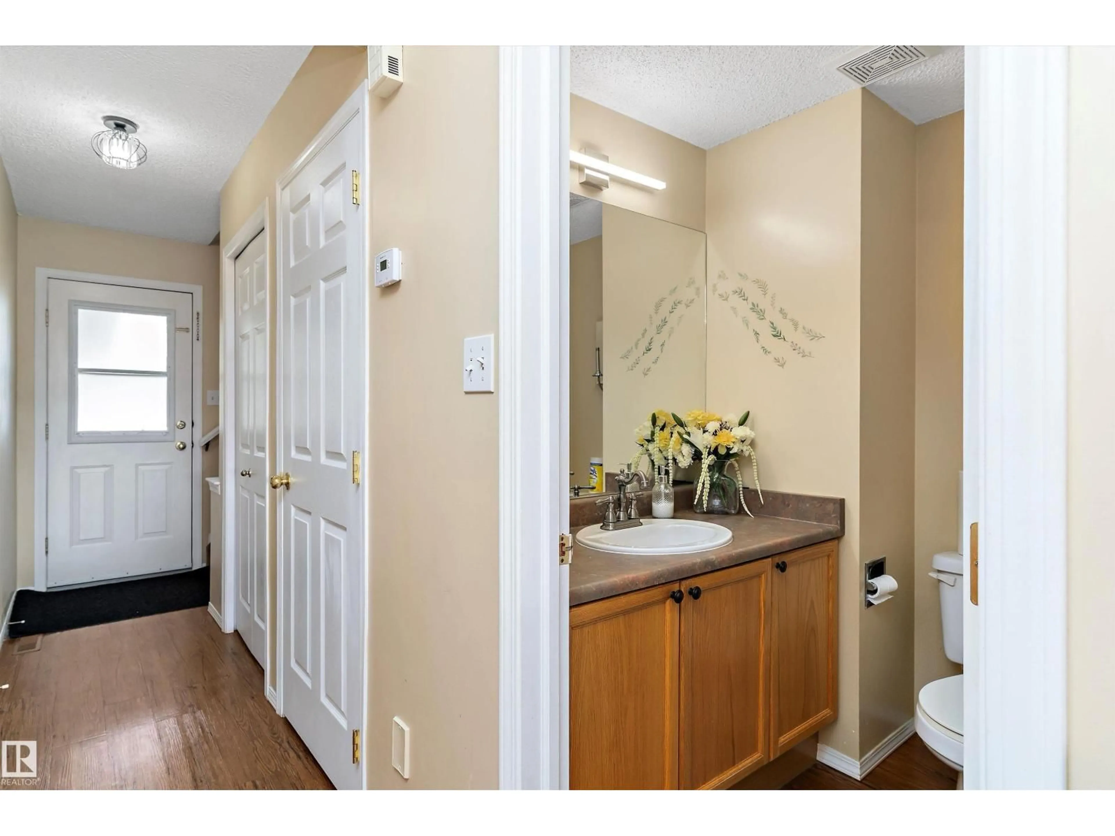 Indoor entryway for 14803 - 26 MILLER BV, Edmonton Alberta T5Y2Z9