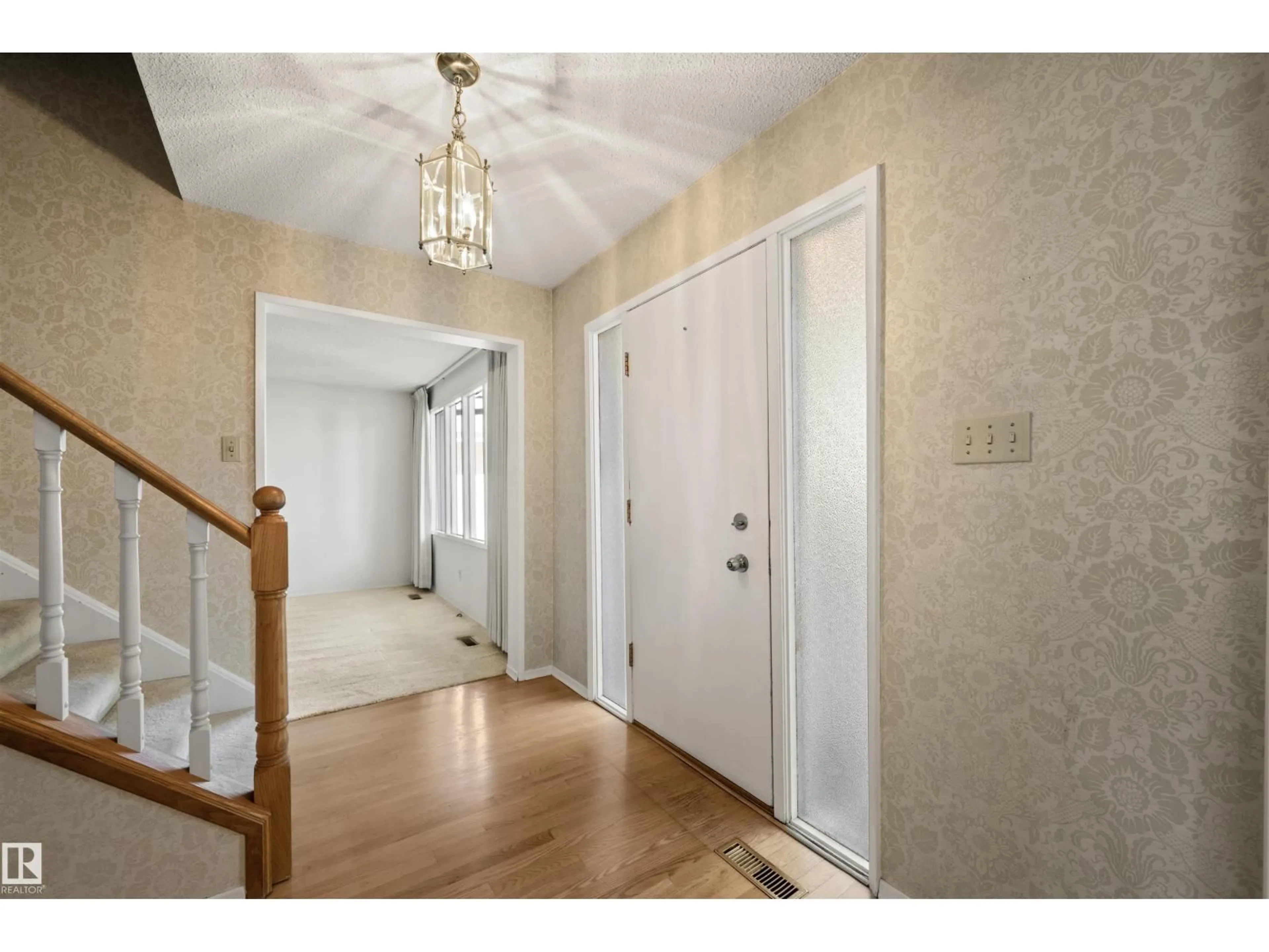 Indoor entryway for 12411 47 AV, Edmonton Alberta T6H0B3