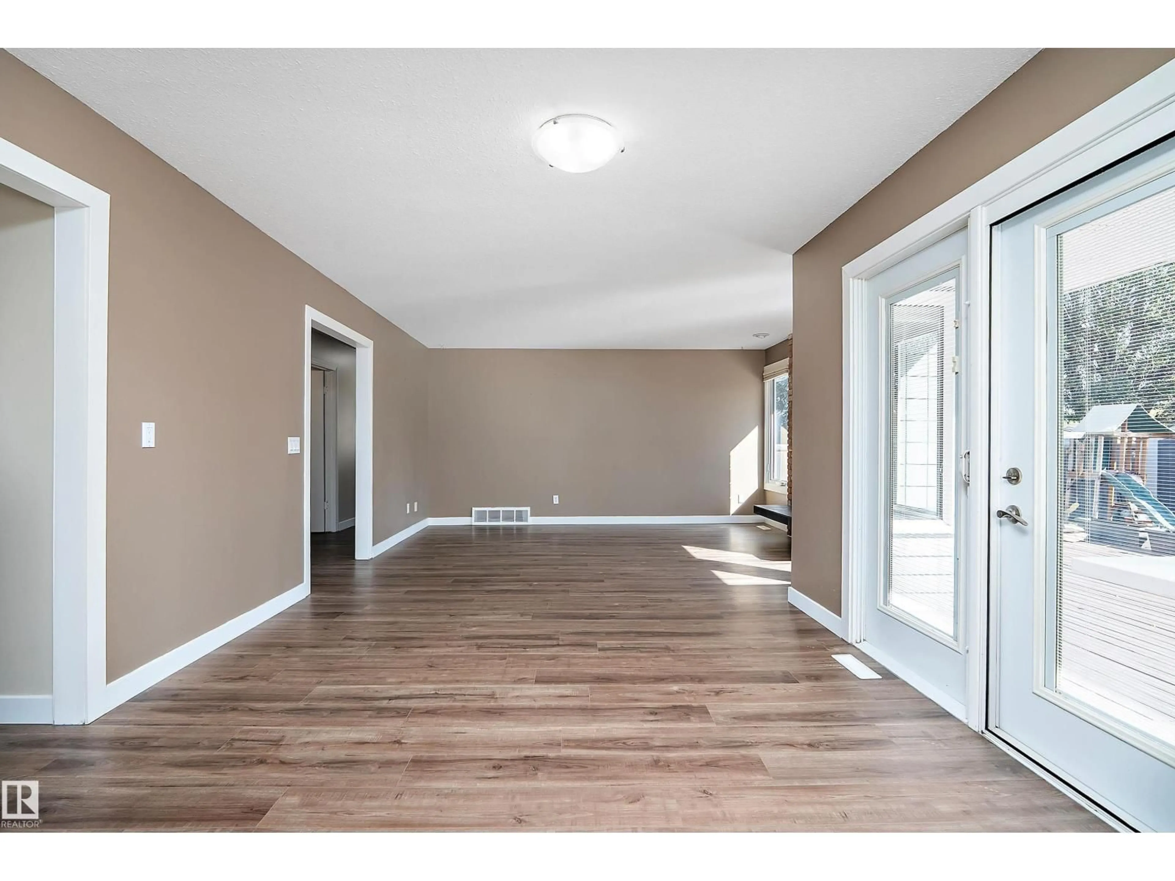 Indoor entryway for 18211 80 AV, Edmonton Alberta T5T0V3