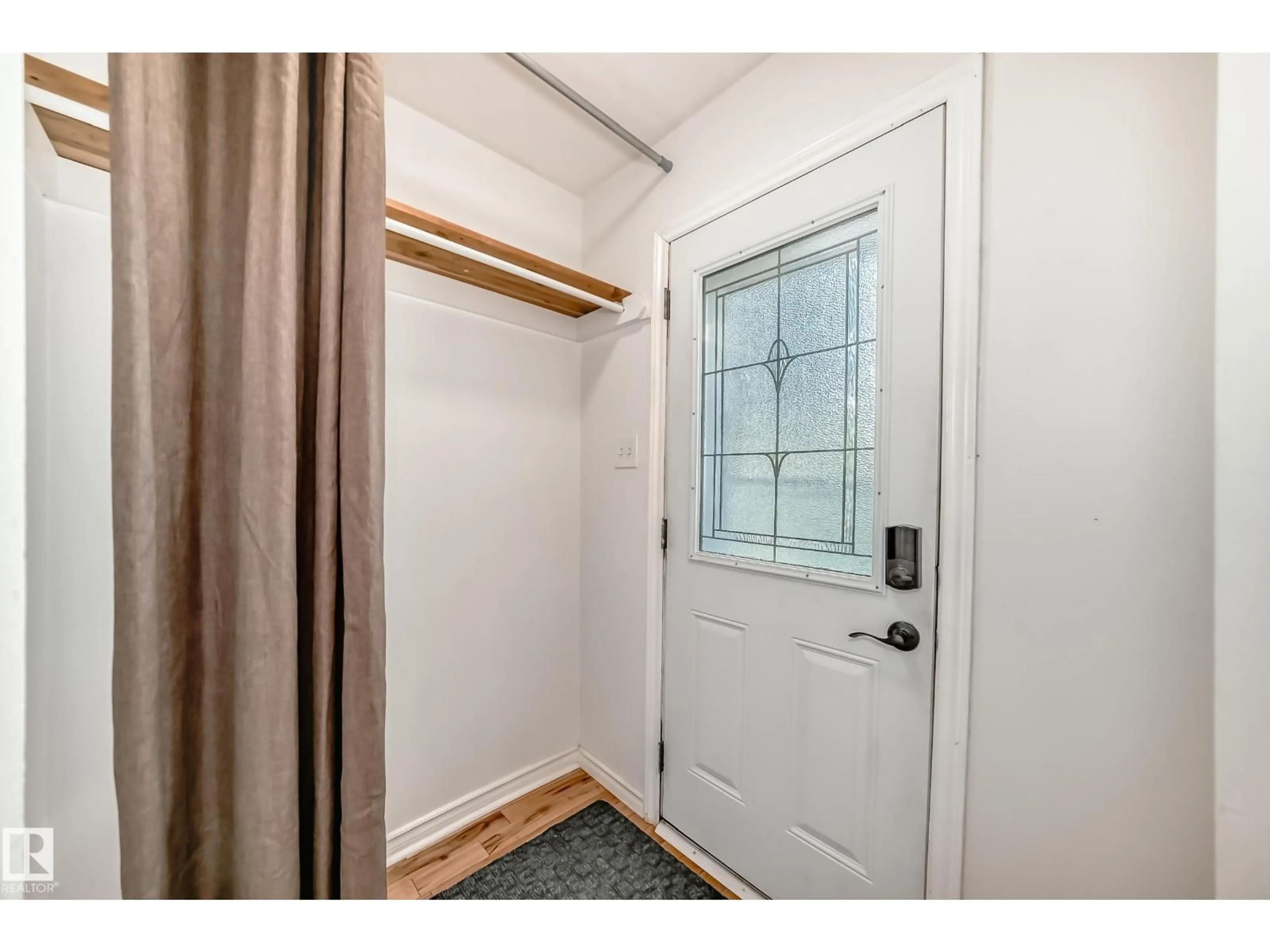 Indoor entryway for 10510 79 AV, Edmonton Alberta T6E1R8
