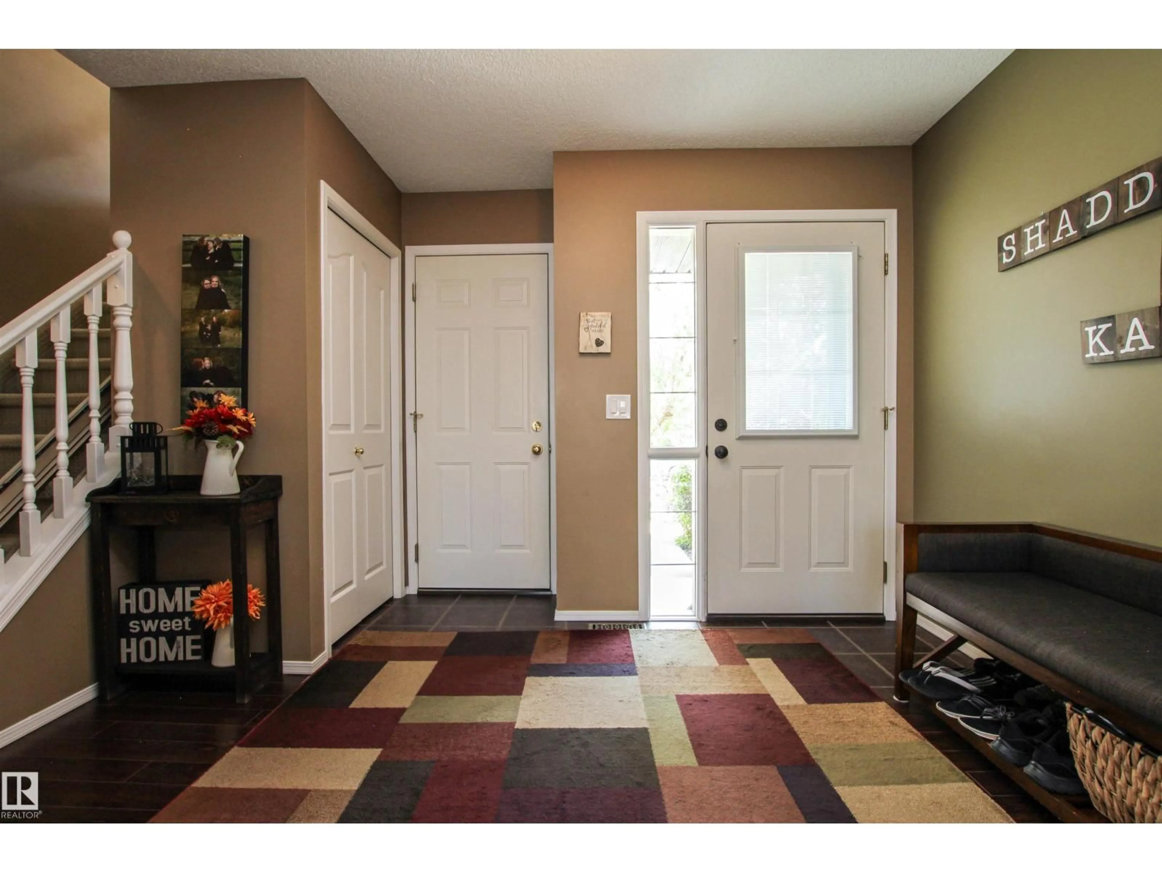 Indoor entryway for 6 FOXBORO LN, Sherwood Park Alberta T8A6M7