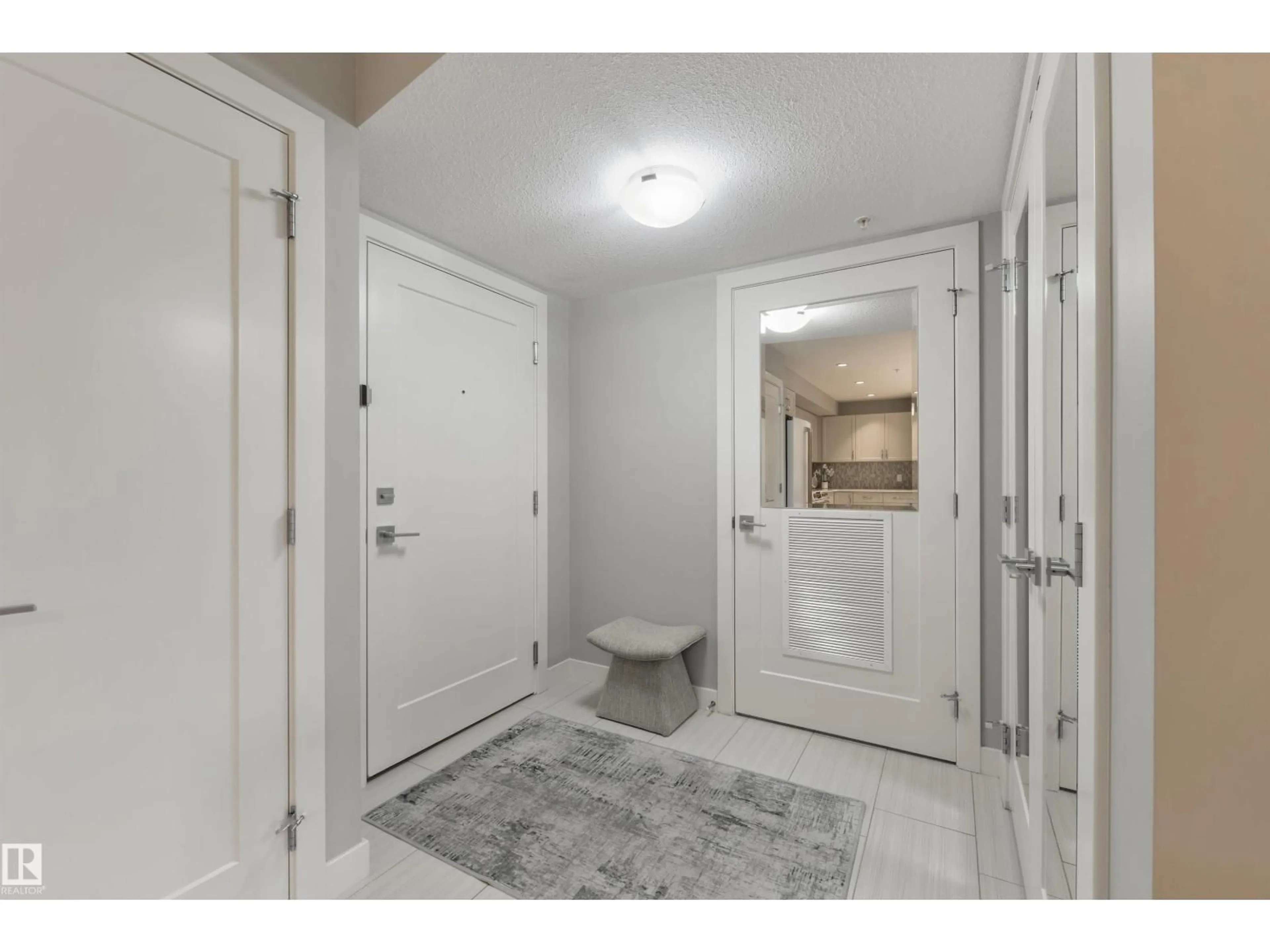 Indoor entryway for 5029 - 110 EDGEMONT BV, Edmonton Alberta T6M0S8