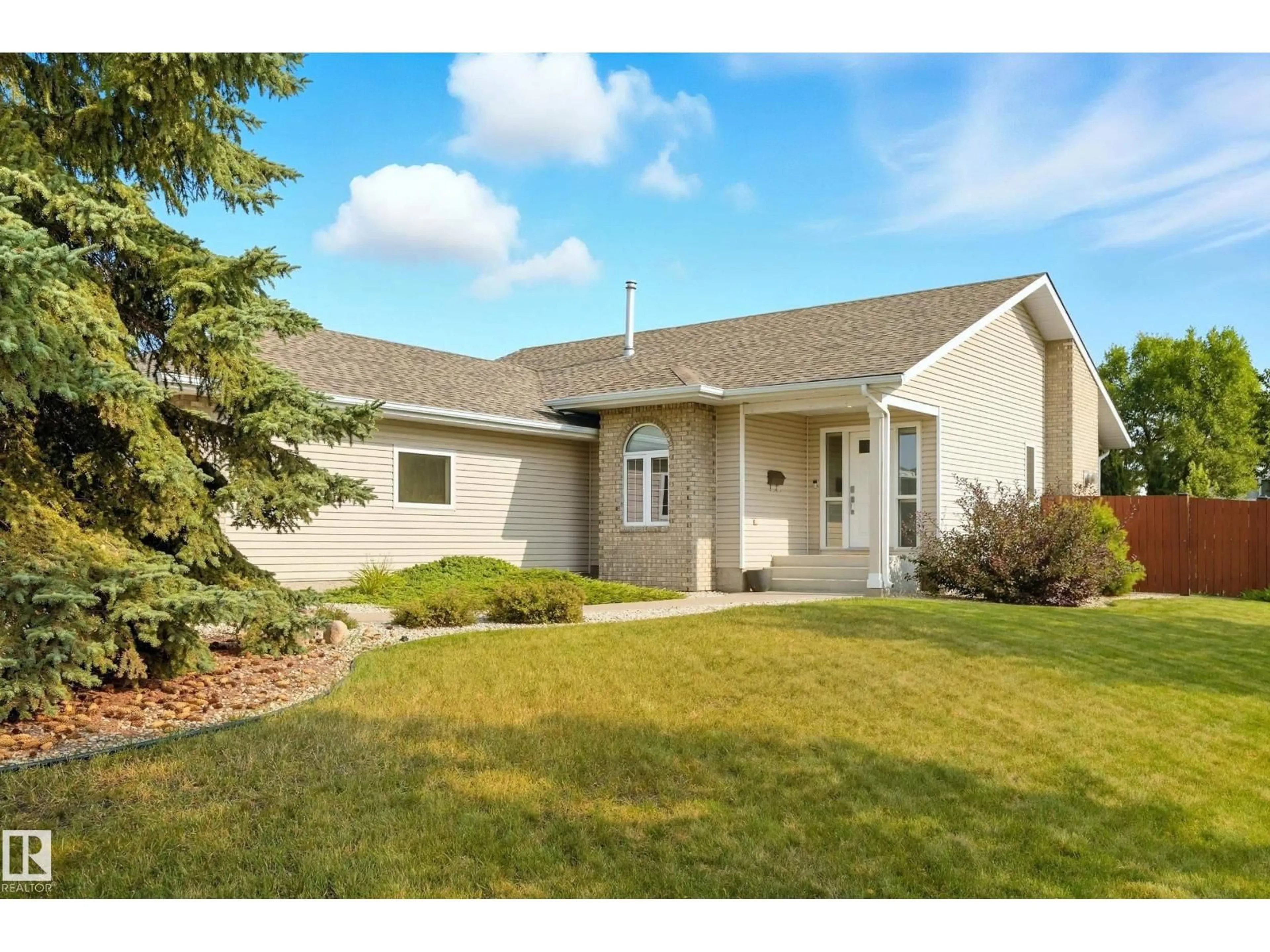 Home with vinyl exterior material, street for 6 PARKWEST, Fort Saskatchewan Alberta T8L3X2