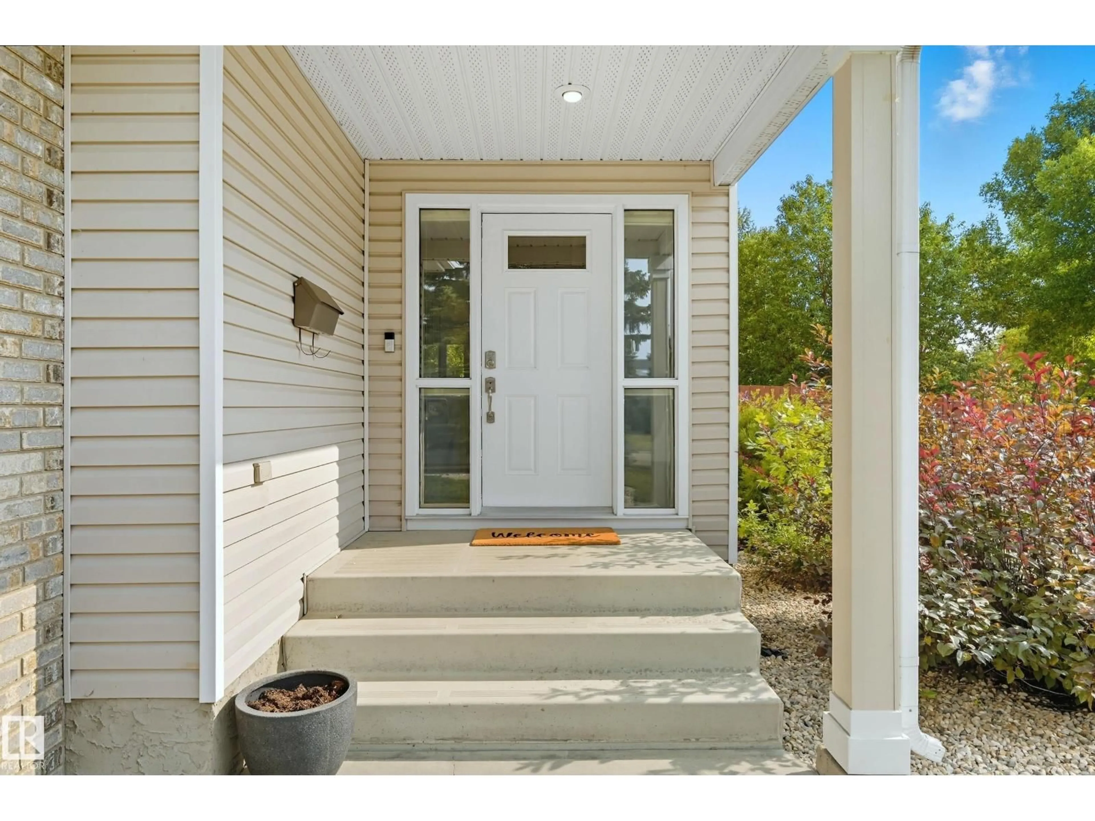 Home with vinyl exterior material, street for 6 PARKWEST, Fort Saskatchewan Alberta T8L3X2