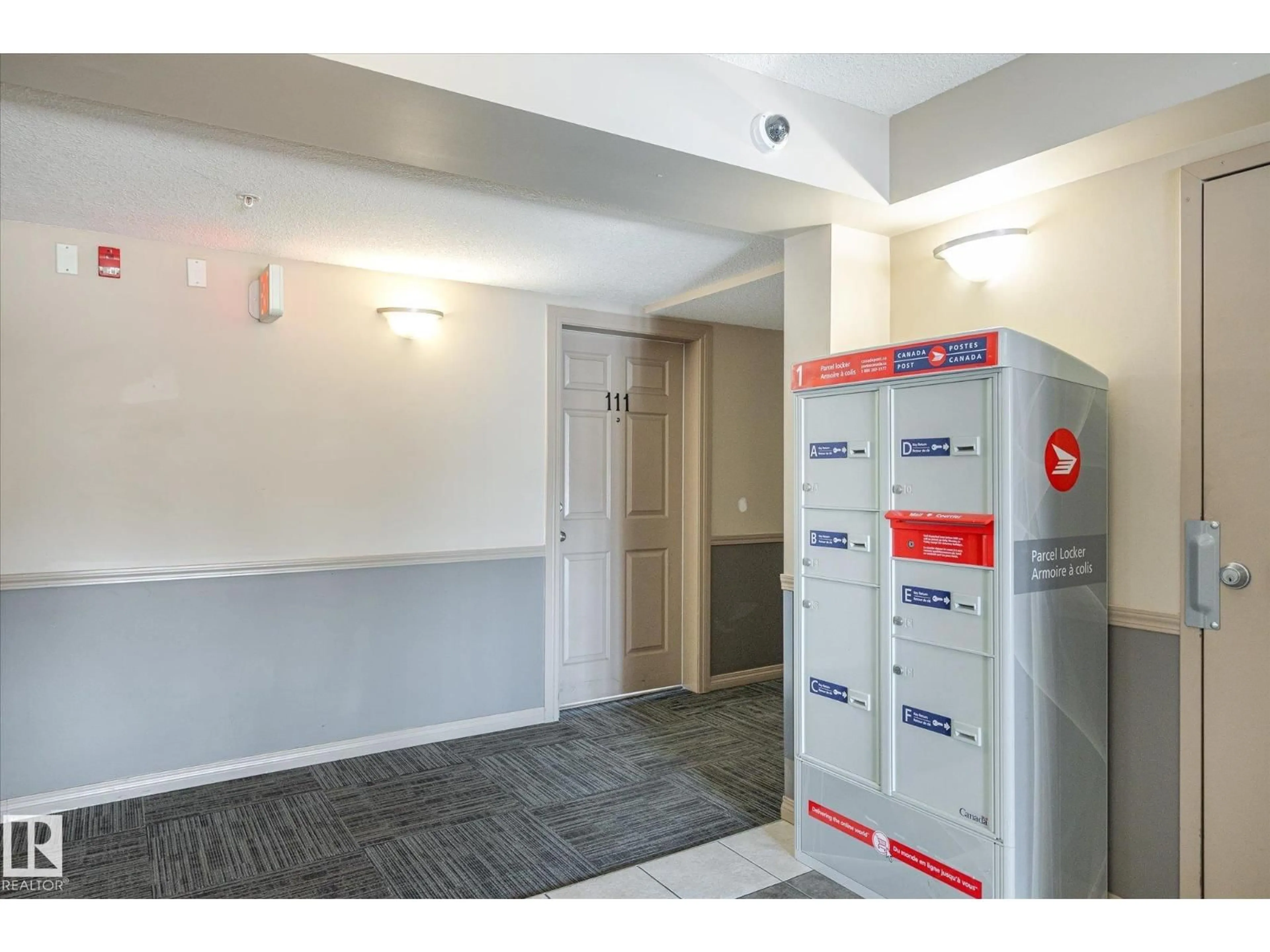 Indoor foyer for #111 - 111 SUMMERWOOD BV, Sherwood Park Alberta T8H0C3