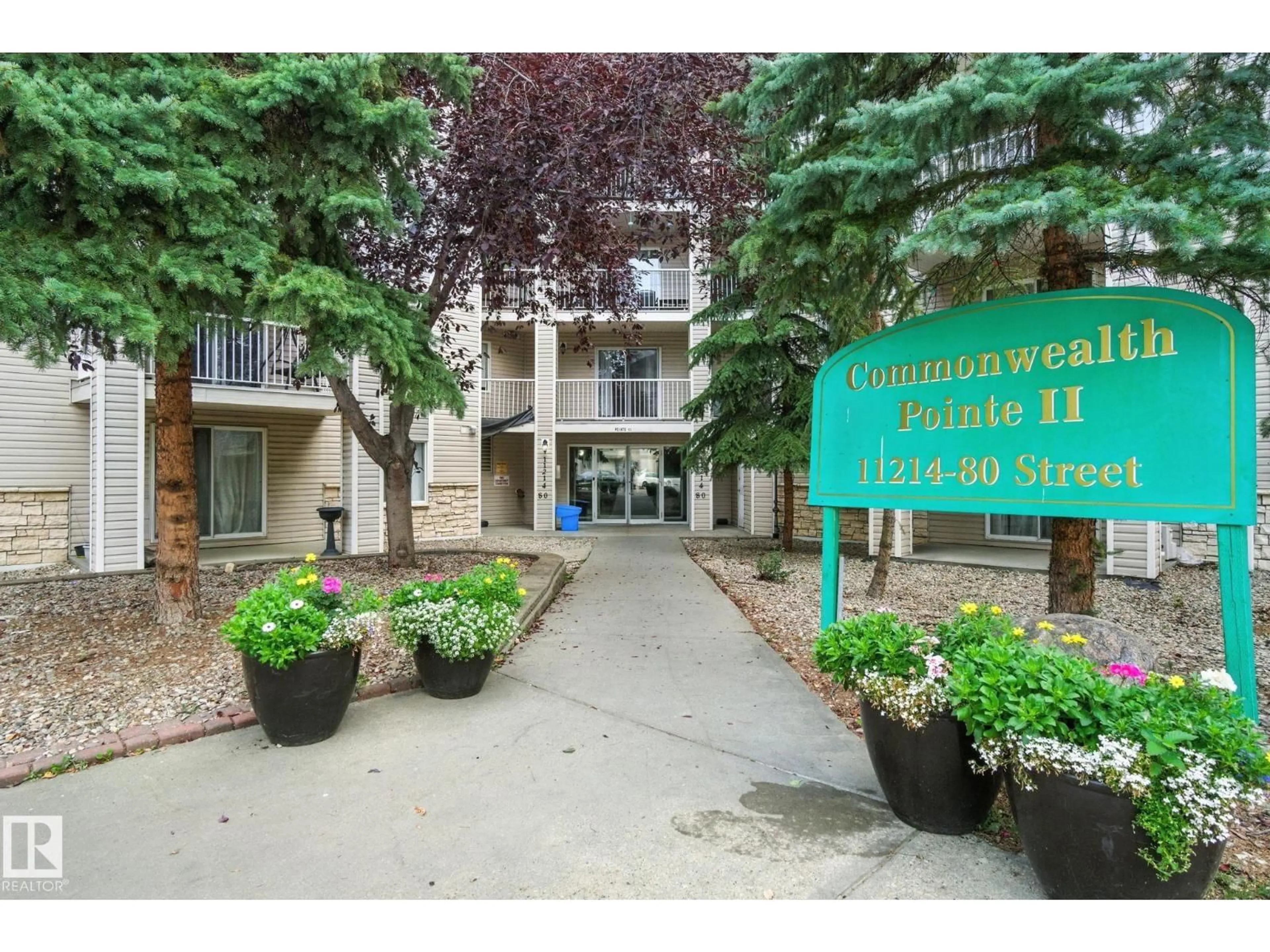 Indoor foyer for 2207 80 ST NW, Edmonton Alberta T5B4X9