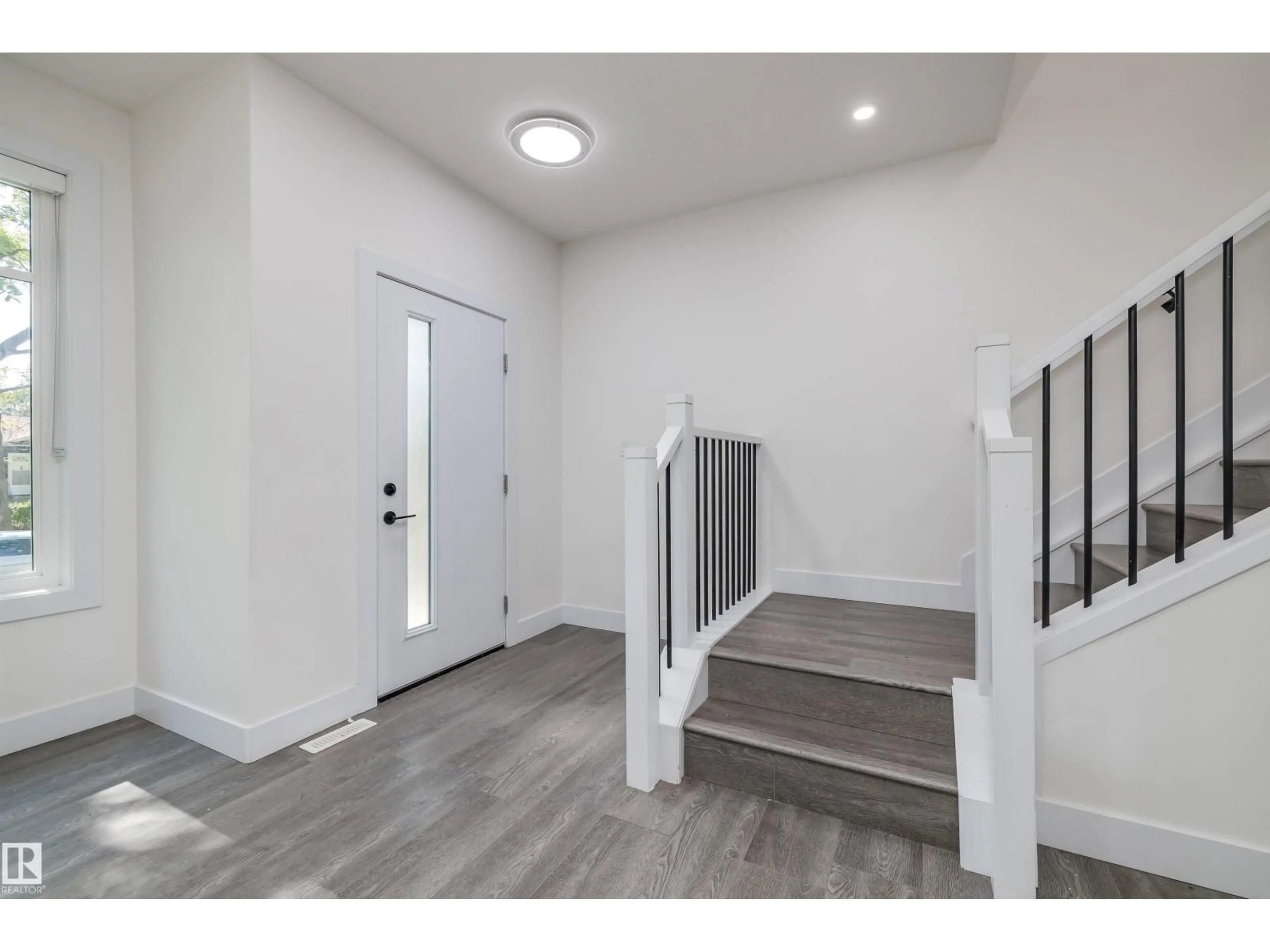 Indoor entryway for 7540 81 AV, Edmonton Alberta T6C0B5