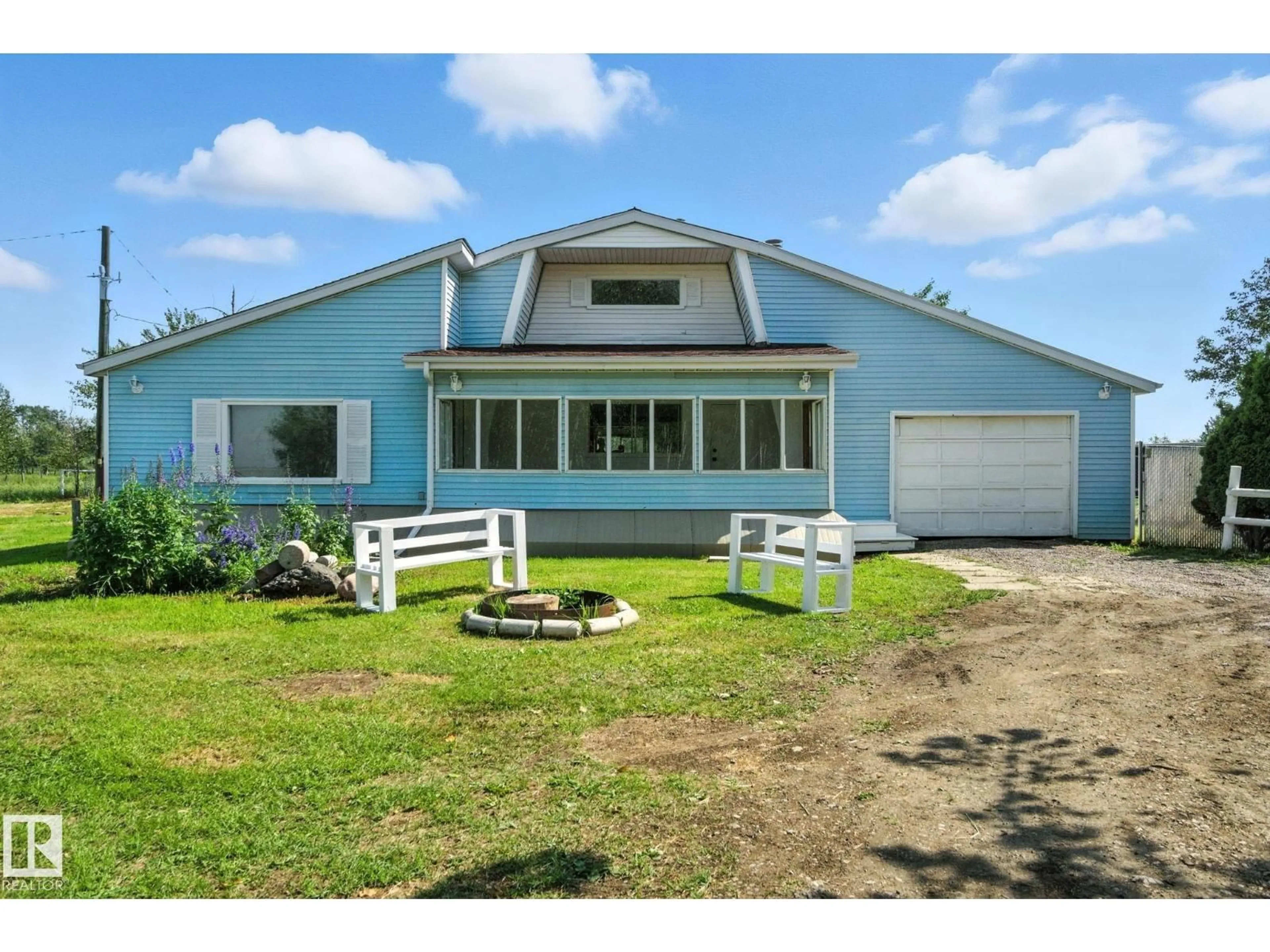 Home with vinyl exterior material, building for 51019 RGE ROAD 273, Rural Parkland County Alberta T7Z1Z7
