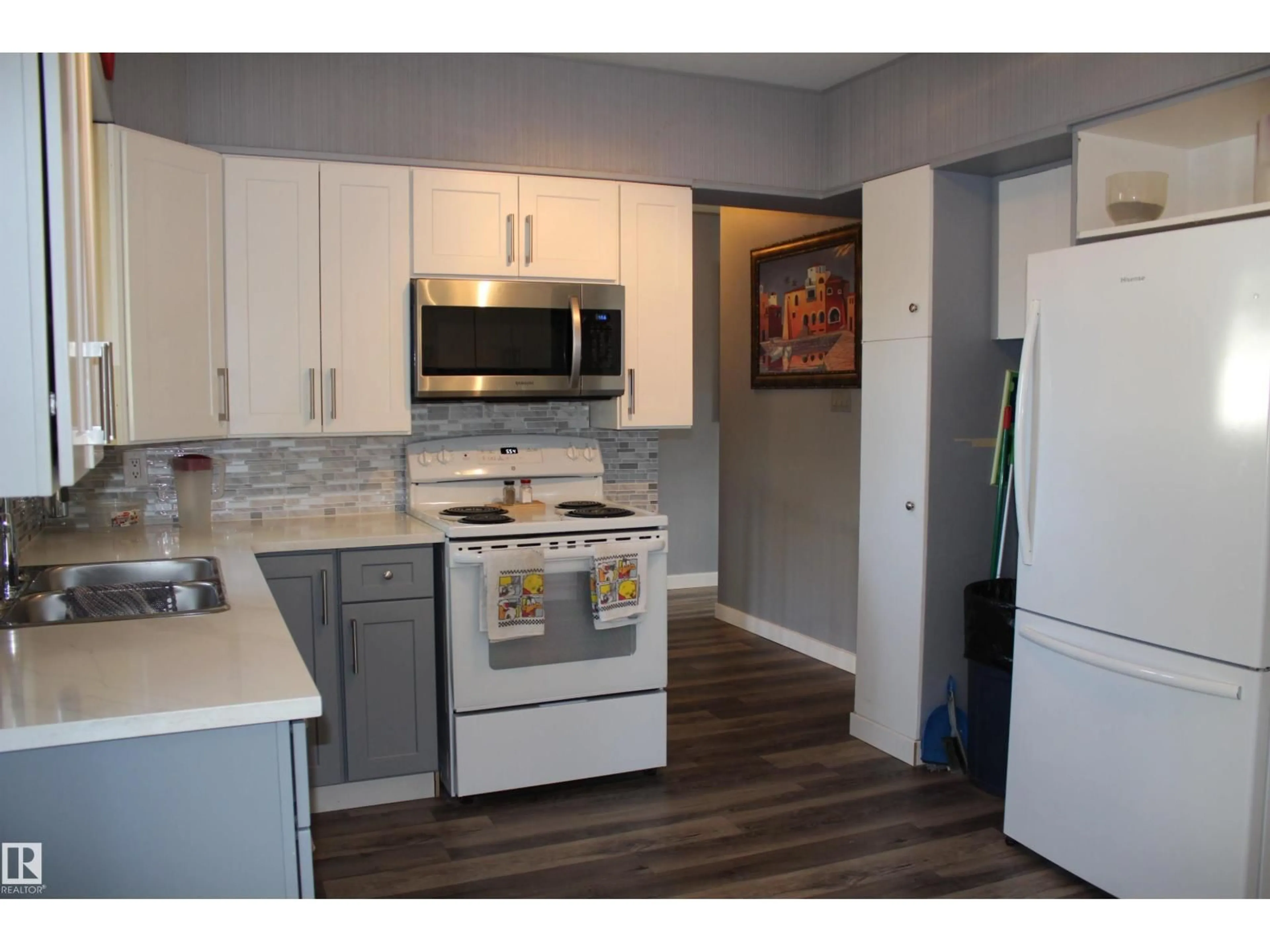 Standard kitchen, wood/laminate floor for 5136 51 AV, Mundare Alberta T0B3H0
