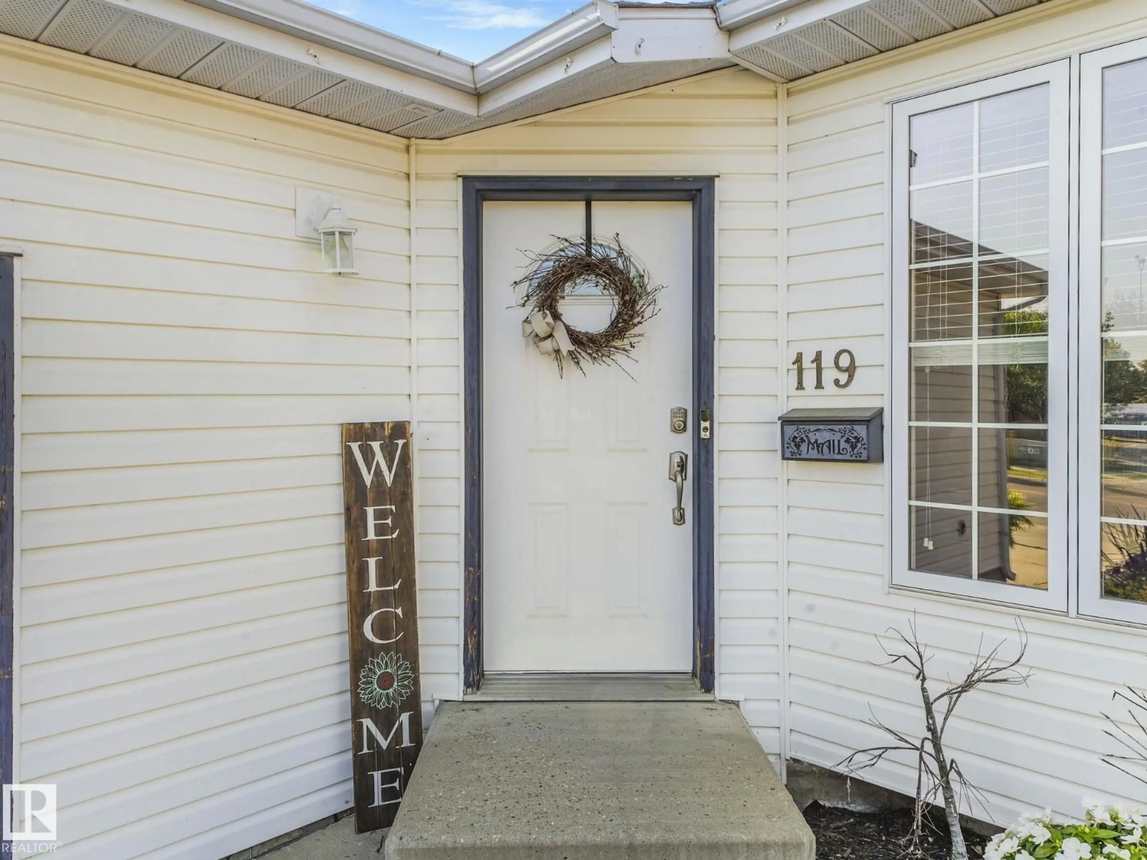 Indoor entryway for 119 DEER RIDGE DR, St. Albert Alberta T8N6G7