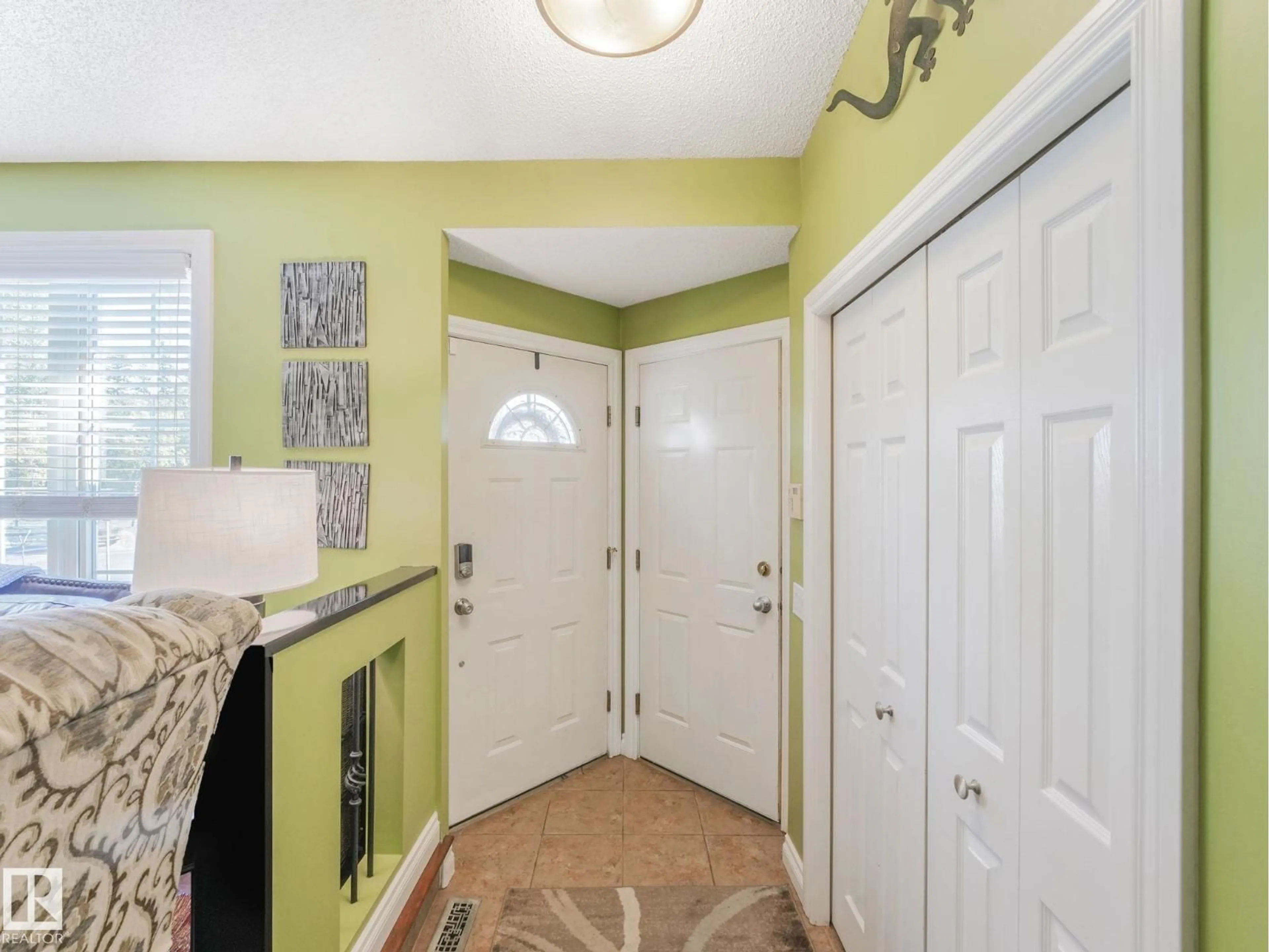 Indoor entryway for 119 DEER RIDGE DR, St. Albert Alberta T8N6G7