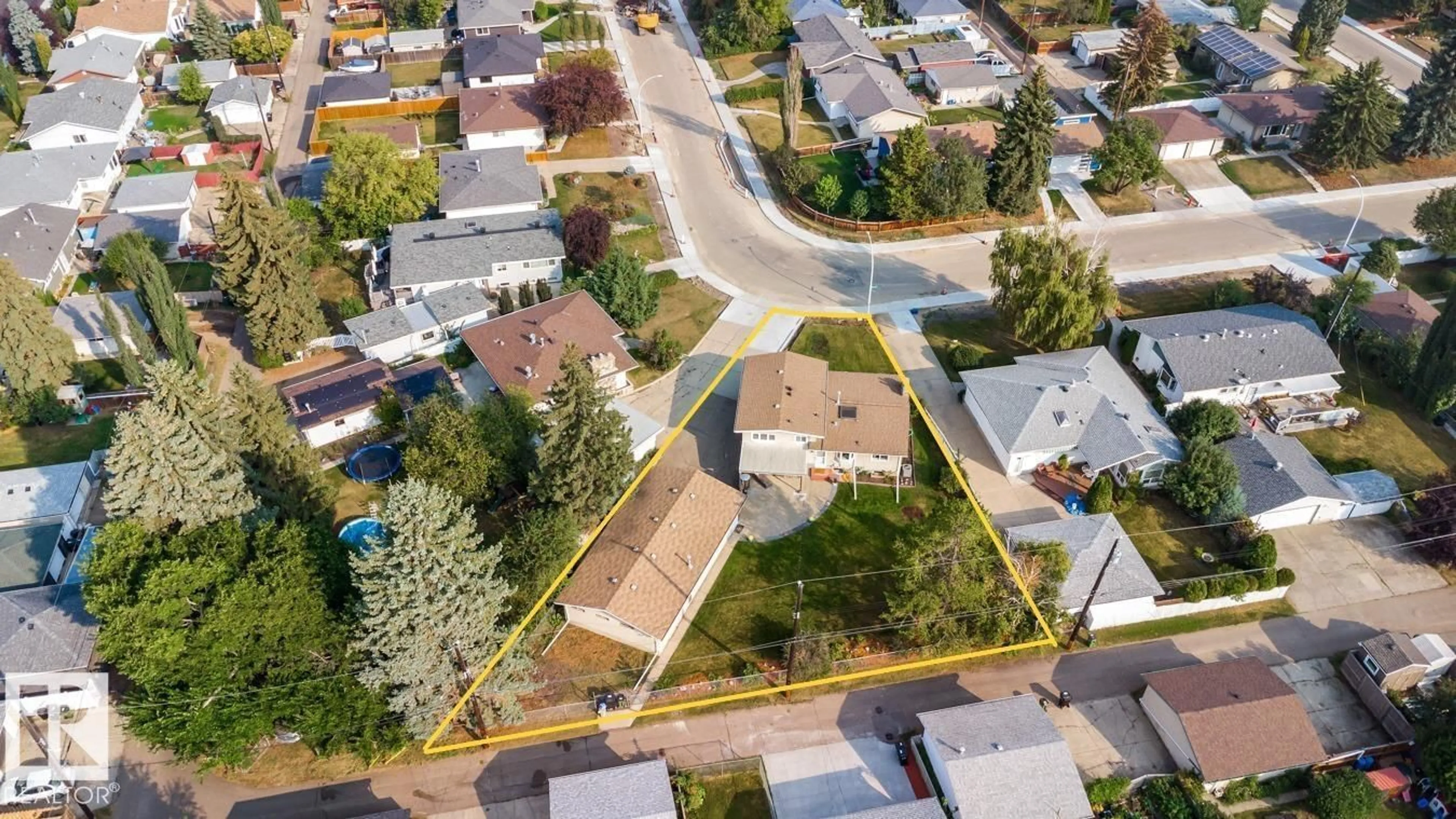 A pic from outside/outdoor area/front of a property/back of a property/a pic from drone, street for 6811 96A AV, Edmonton Alberta T6B1B4