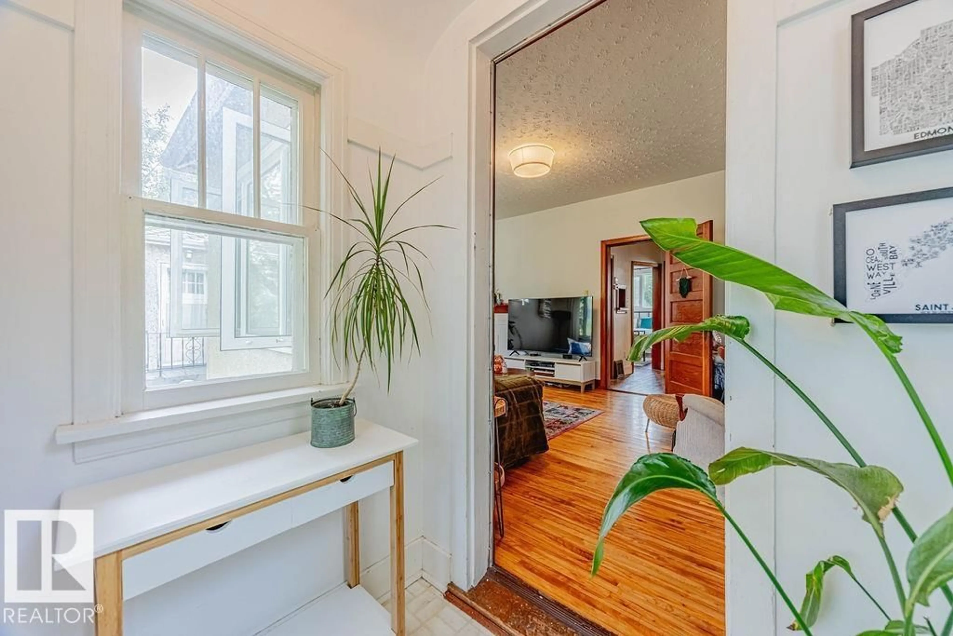 Indoor entryway for NW - 9833 83 AV, Edmonton Alberta T6E2B8