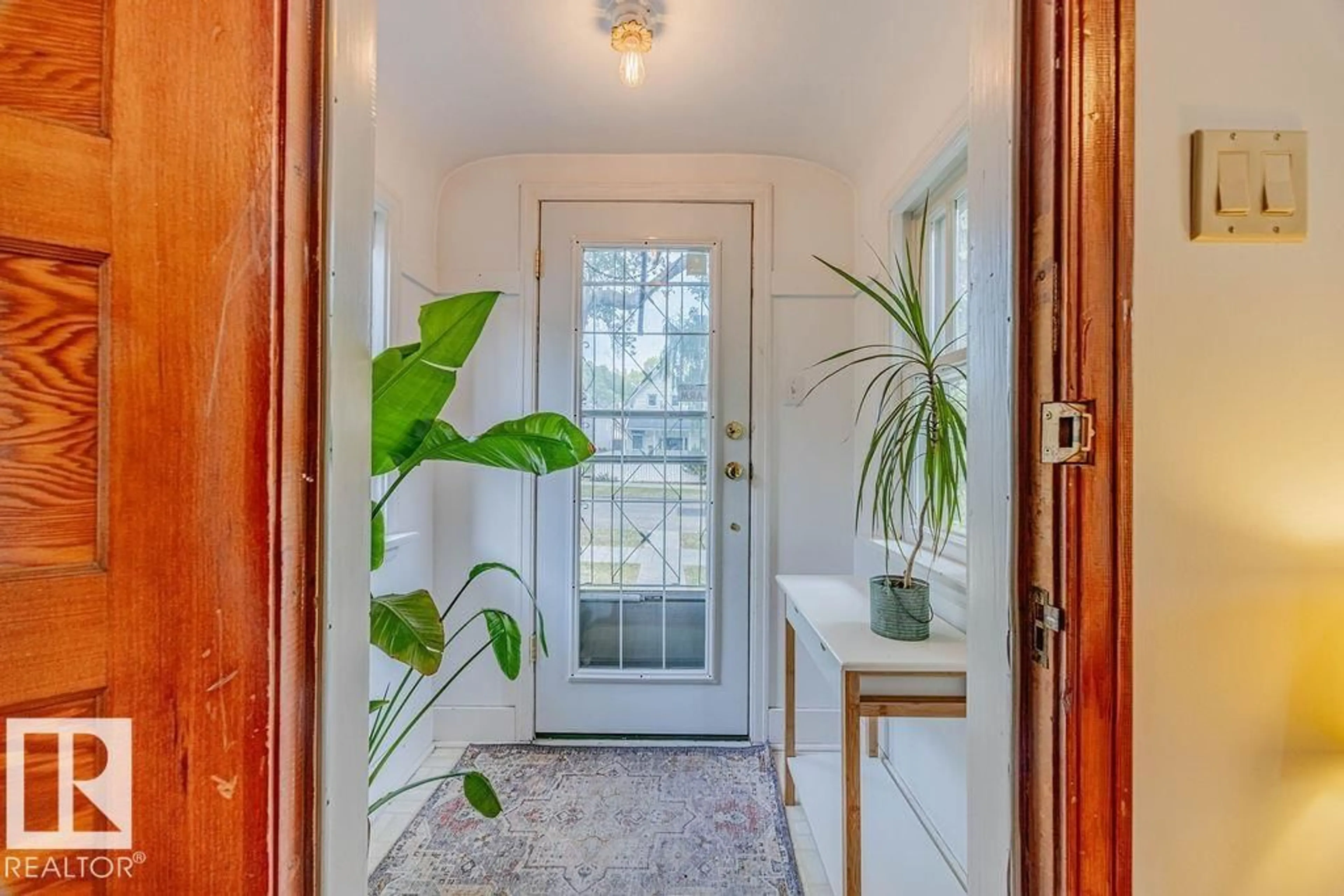 Indoor entryway for NW - 9833 83 AV, Edmonton Alberta T6E2B8