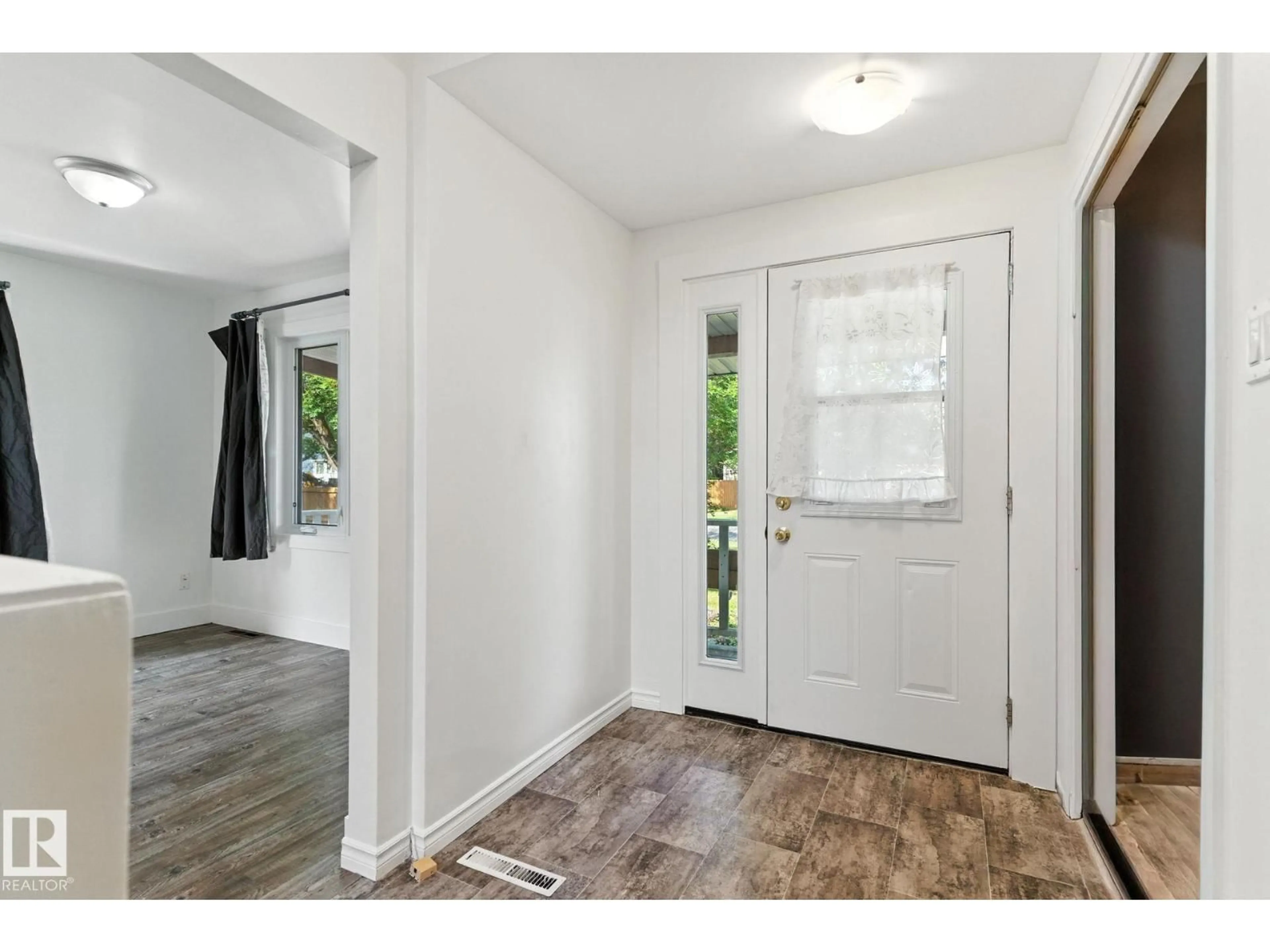 Indoor entryway for 12509 81 ST, Edmonton Alberta T5B2T8