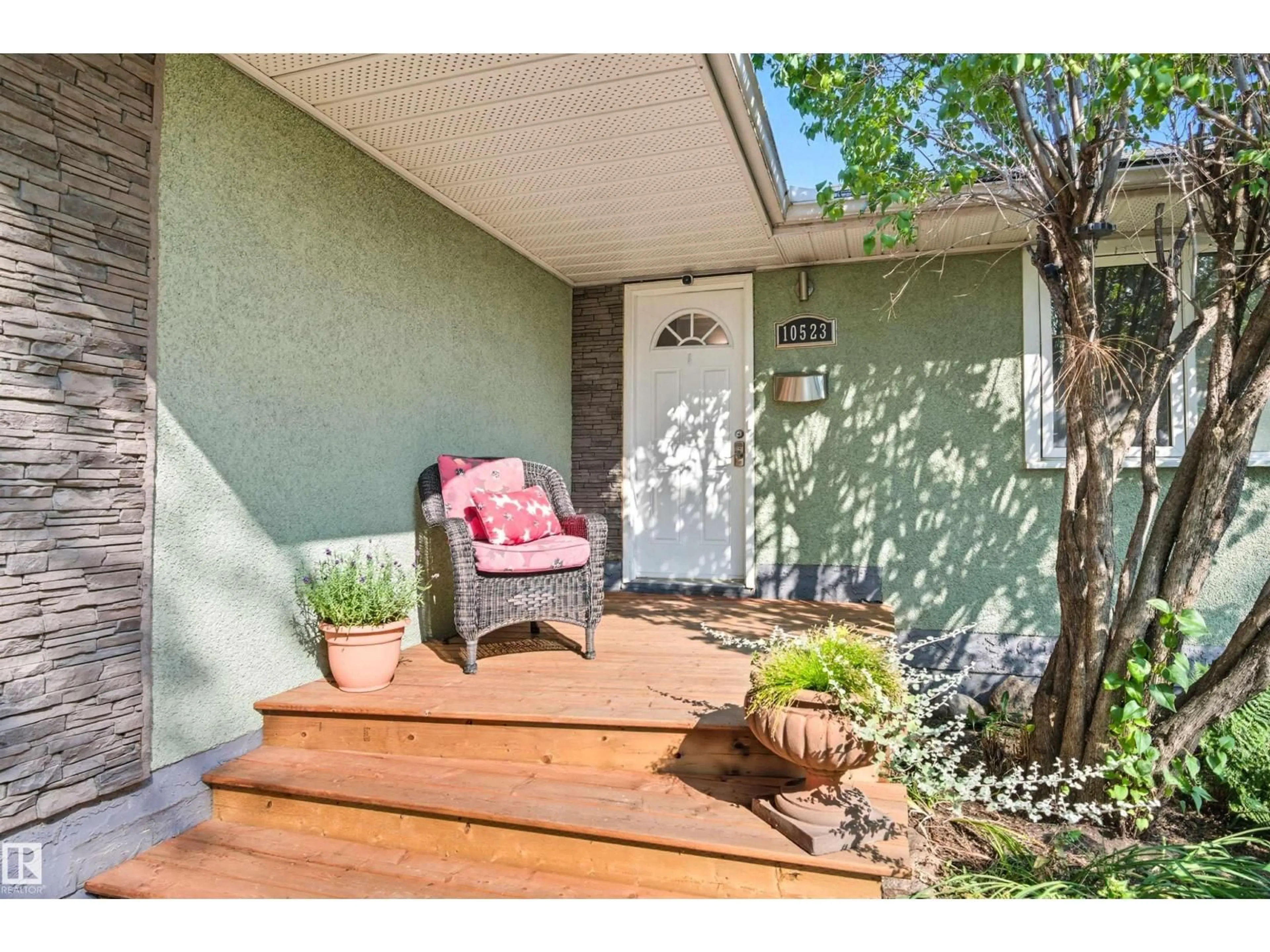 Indoor entryway for 10523 62 ST, Edmonton Alberta T6A2M2
