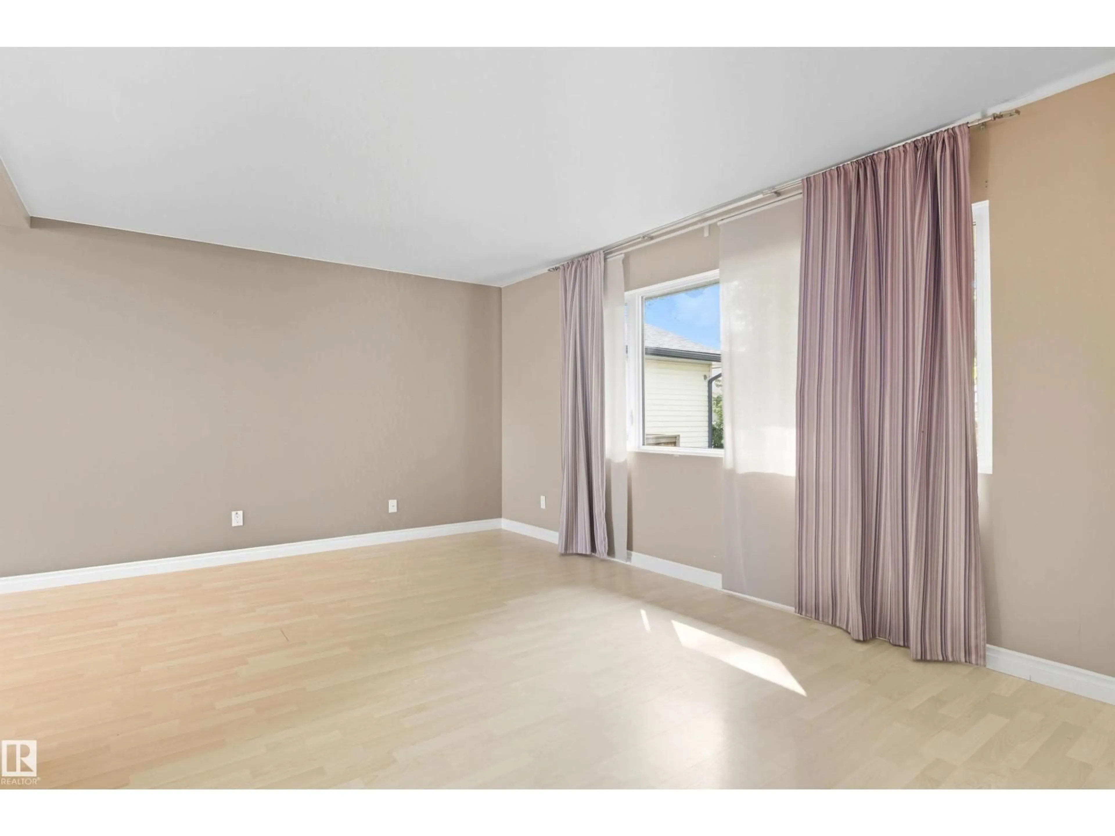A pic of a room for 10523 62 ST, Edmonton Alberta T6A2M2