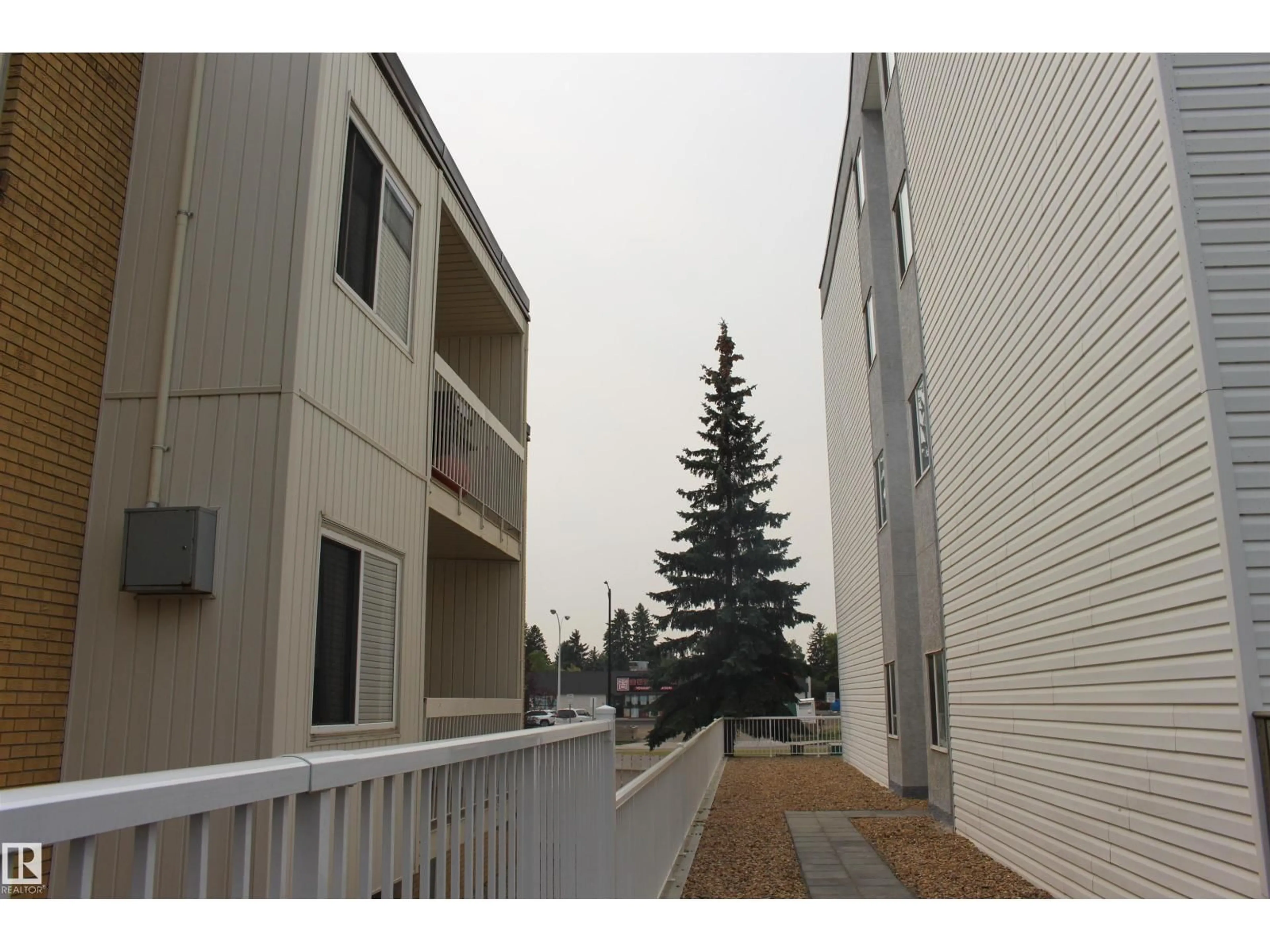 Patio, unknown for 304 - 11440 40 AV, Edmonton Alberta T6J0R5