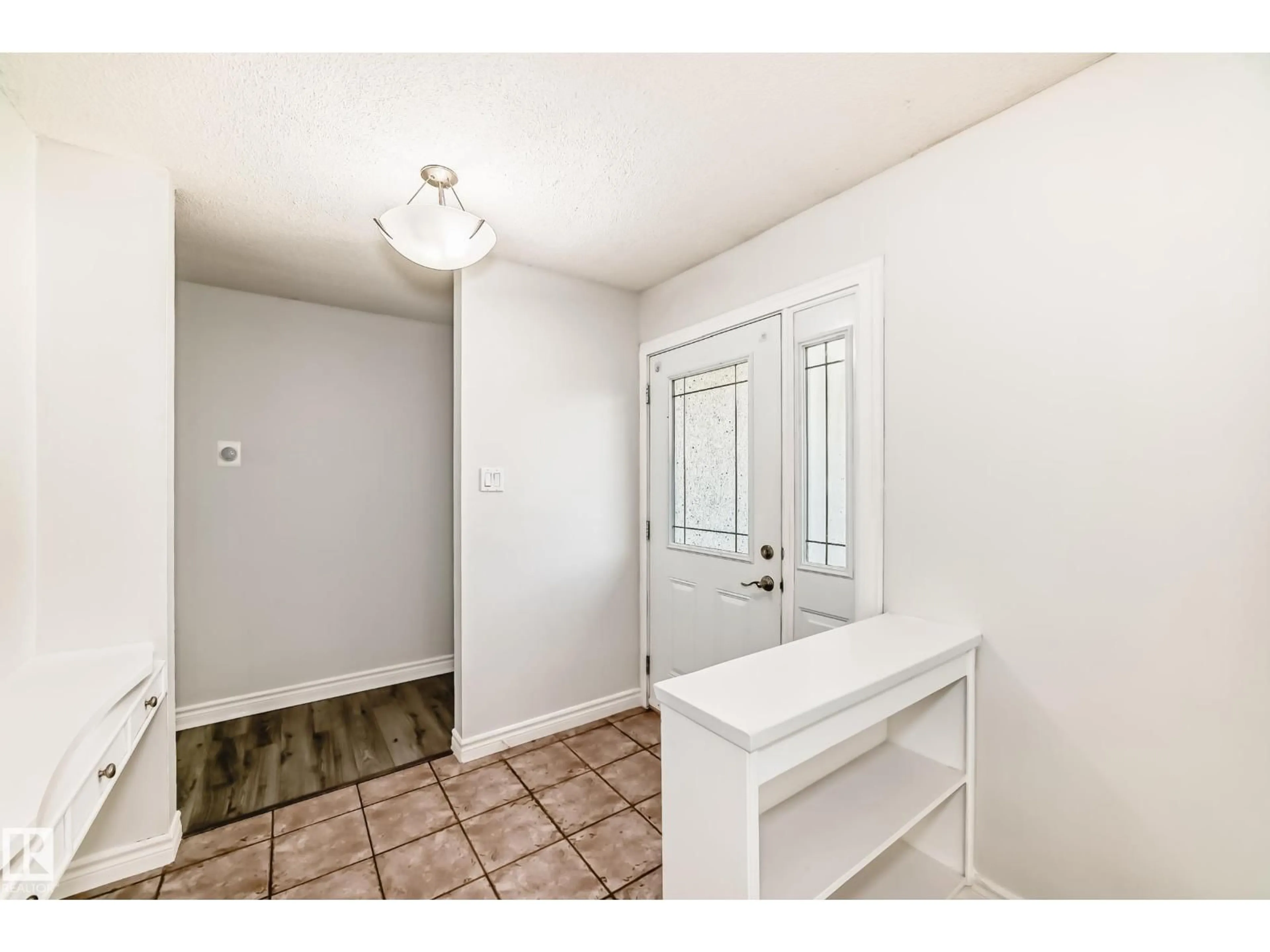Indoor entryway for 11707 46 AV, Edmonton Alberta T6H0A6
