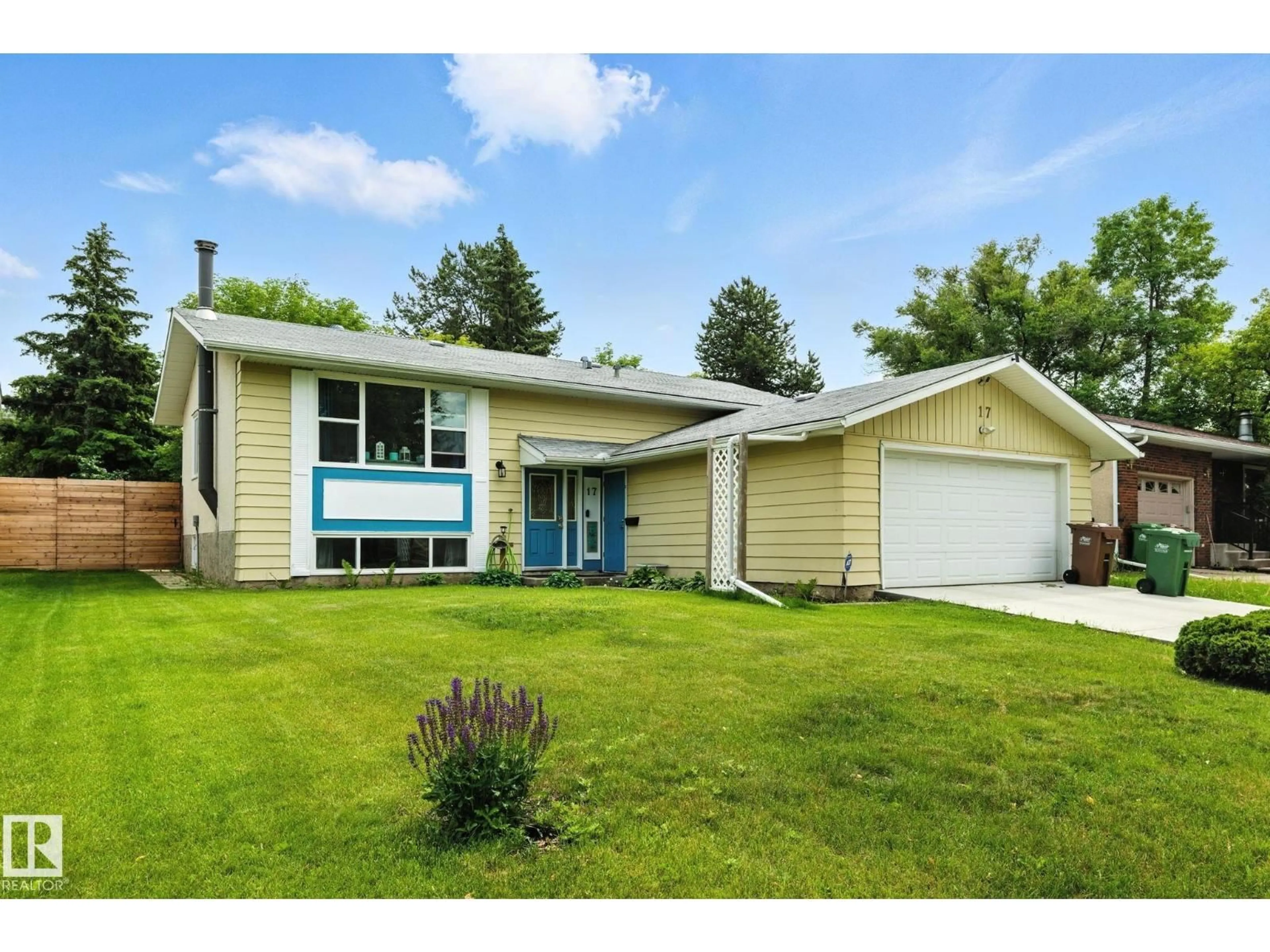 Home with vinyl exterior material, street for 17 AMBER CR, St. Albert Alberta T8N2J2