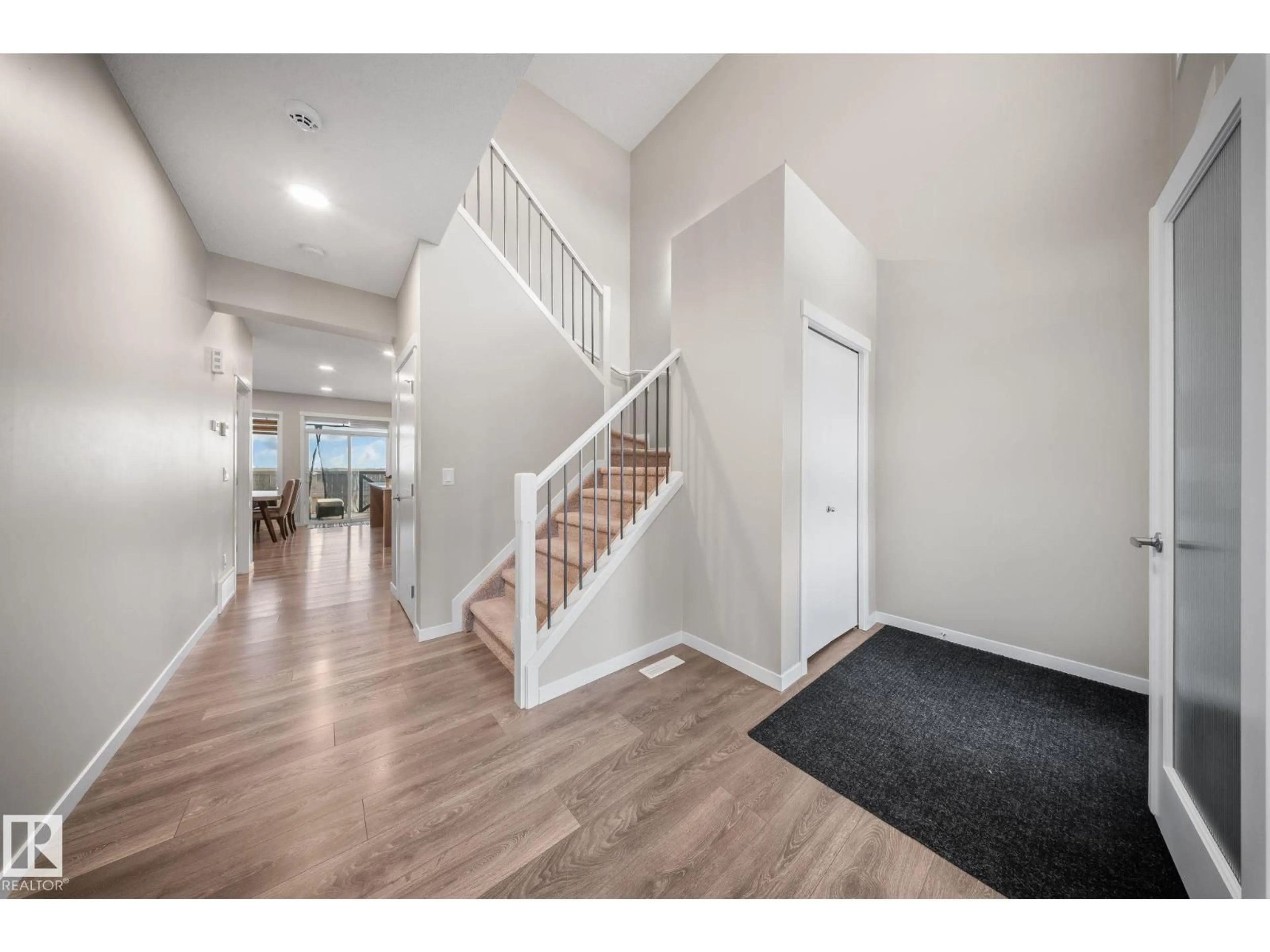Indoor entryway for 19707 26 AV, Edmonton Alberta T6M0X5