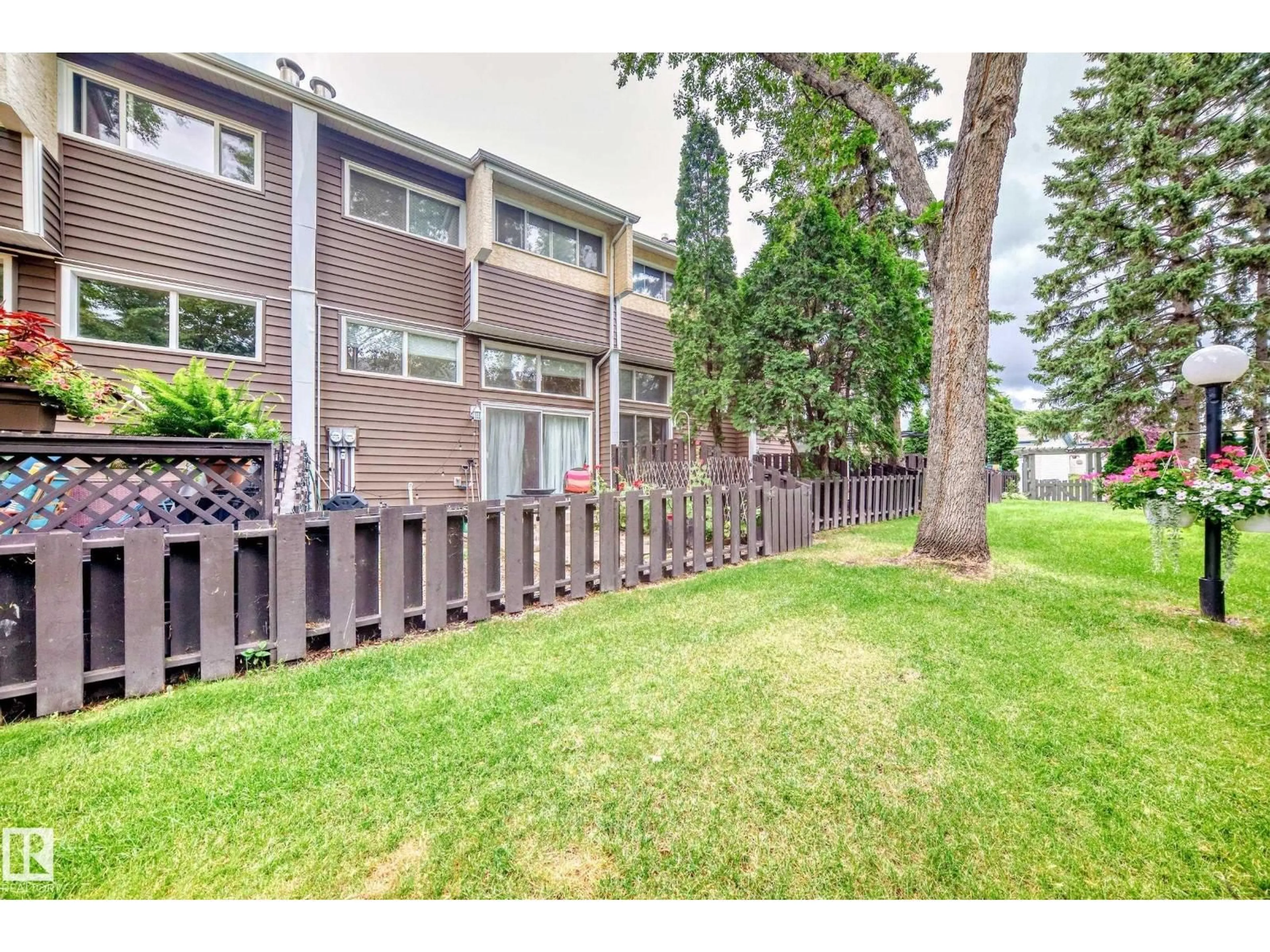 Patio, unknown for 1049 MILLBOURNE RD E NW, Edmonton Alberta T6K2K2