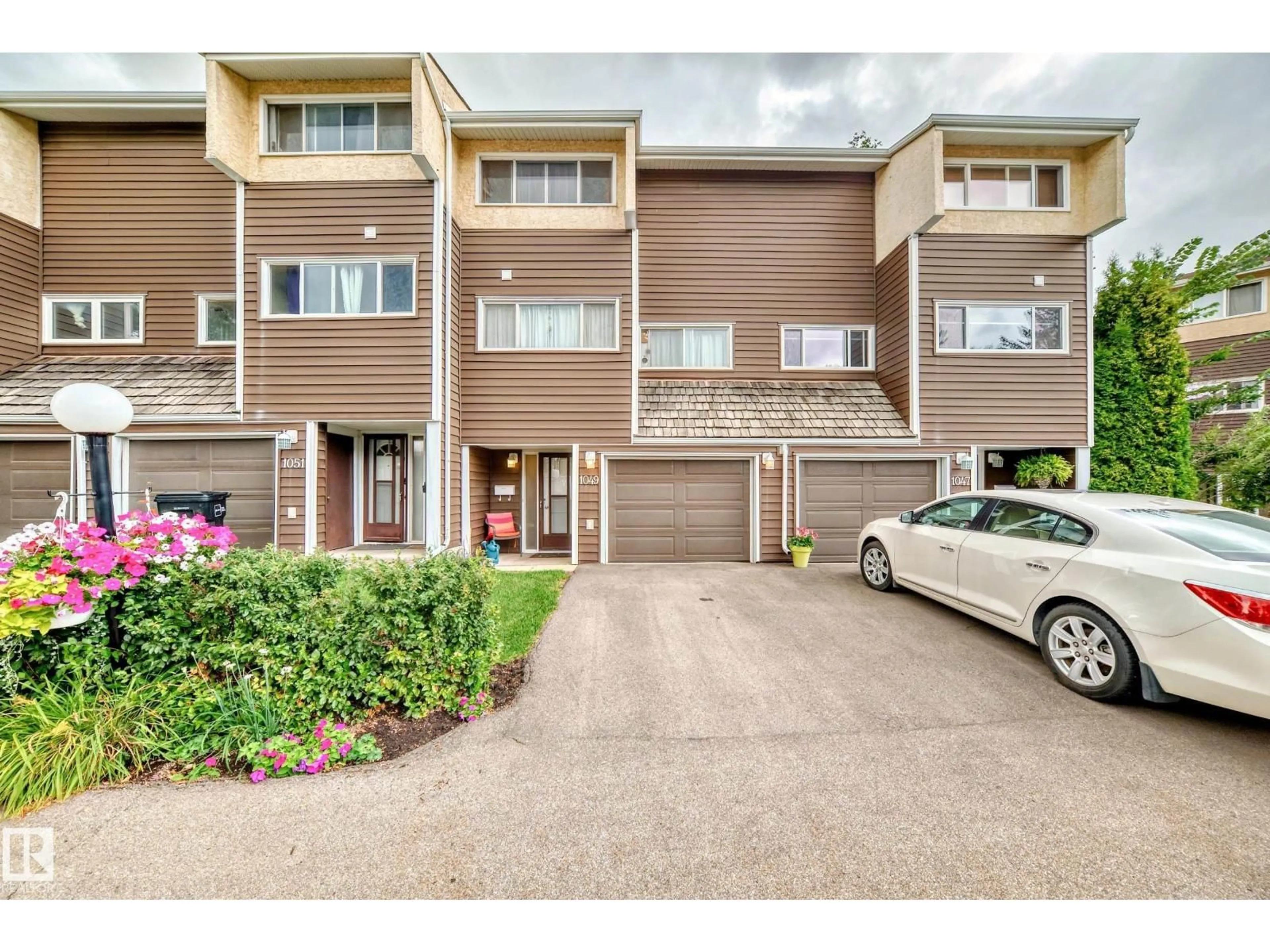 A pic from outside/outdoor area/front of a property/back of a property/a pic from drone, street for 1049 MILLBOURNE RD E NW, Edmonton Alberta T6K2K2