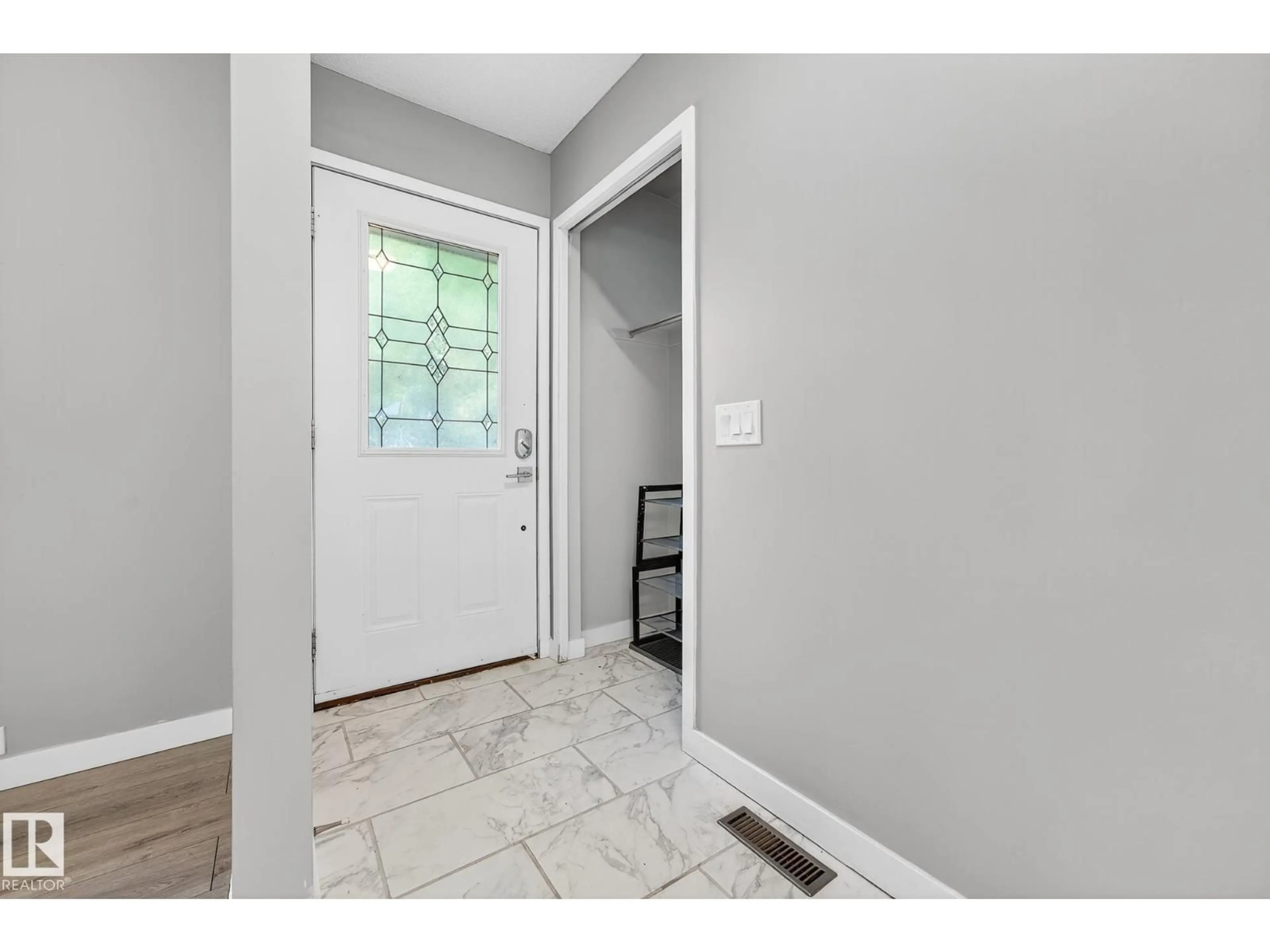 Indoor entryway for 44 MARION DR, Sherwood Park Alberta T8A0M1