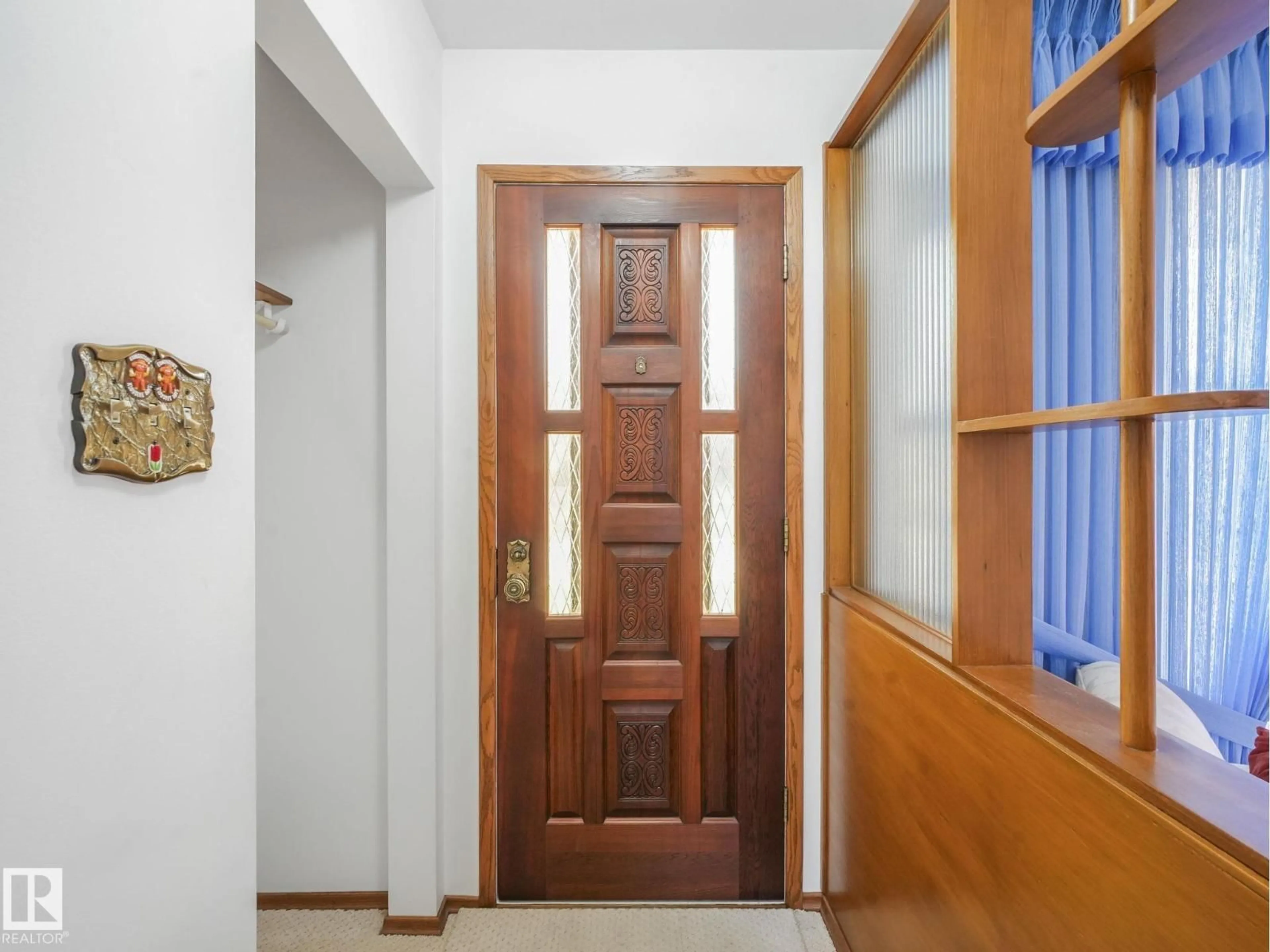 Indoor foyer for 9010 MEADOWLARK RD, Edmonton Alberta T5R5W8