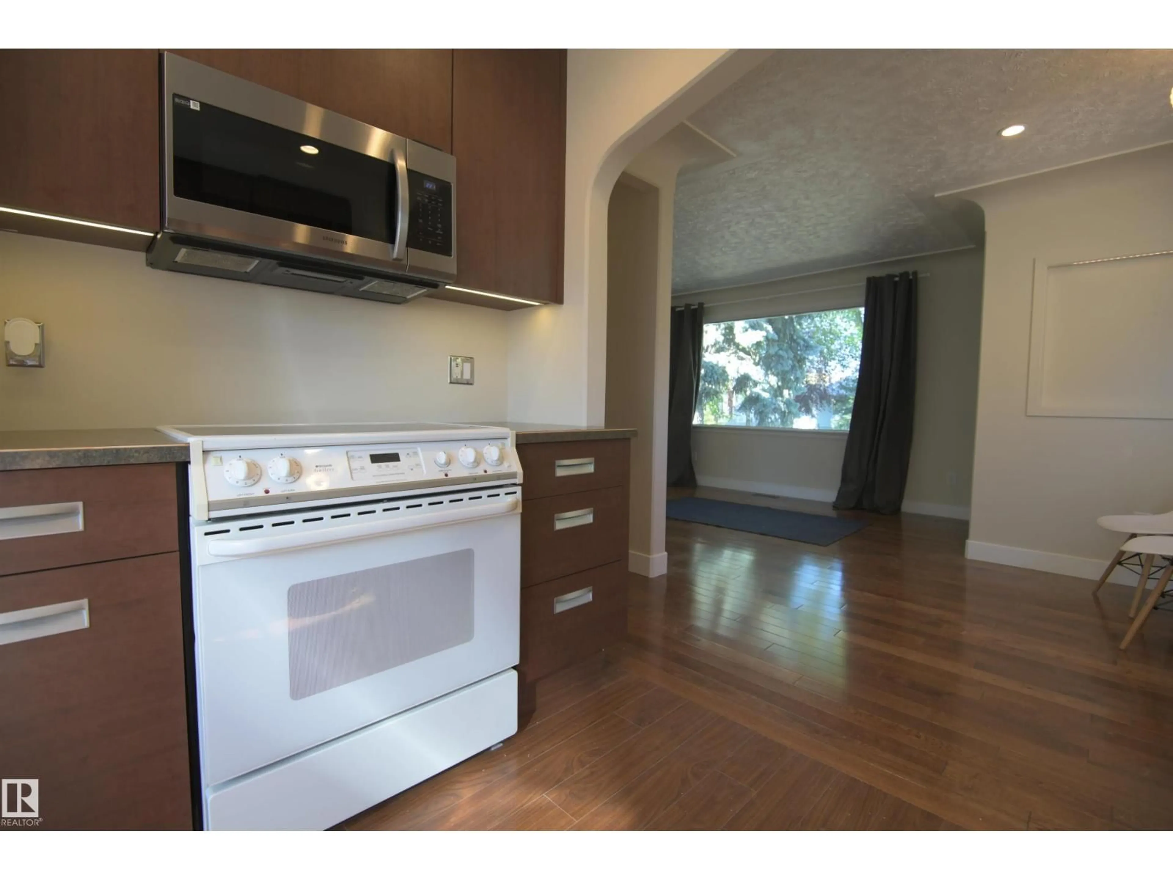 Standard kitchen, wood/laminate floor for 7531 81 AV, Edmonton Alberta T6C0V4