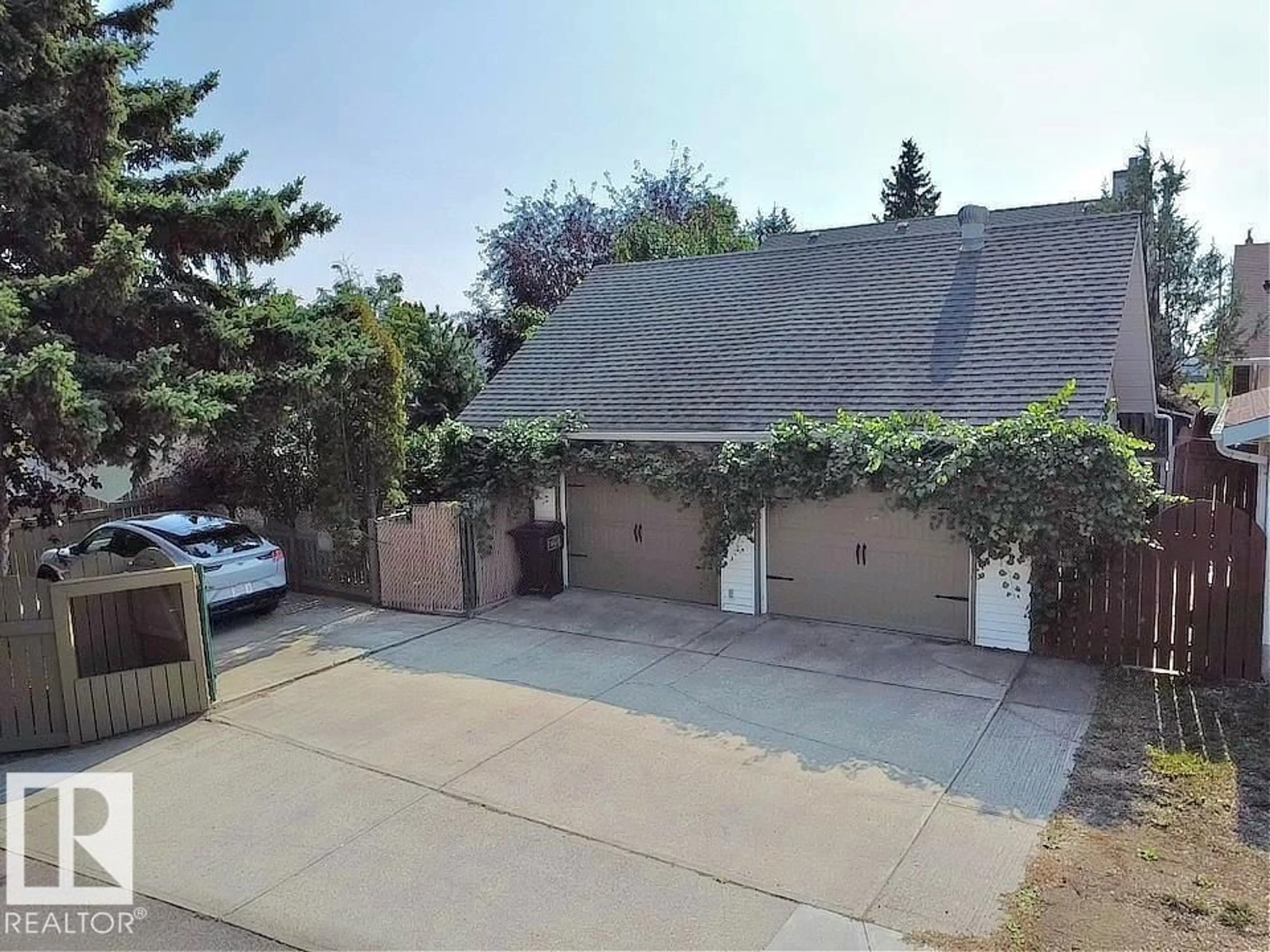 A pic from outside/outdoor area/front of a property/back of a property/a pic from drone, street for 18516 97A AV, Edmonton Alberta T5T3J4