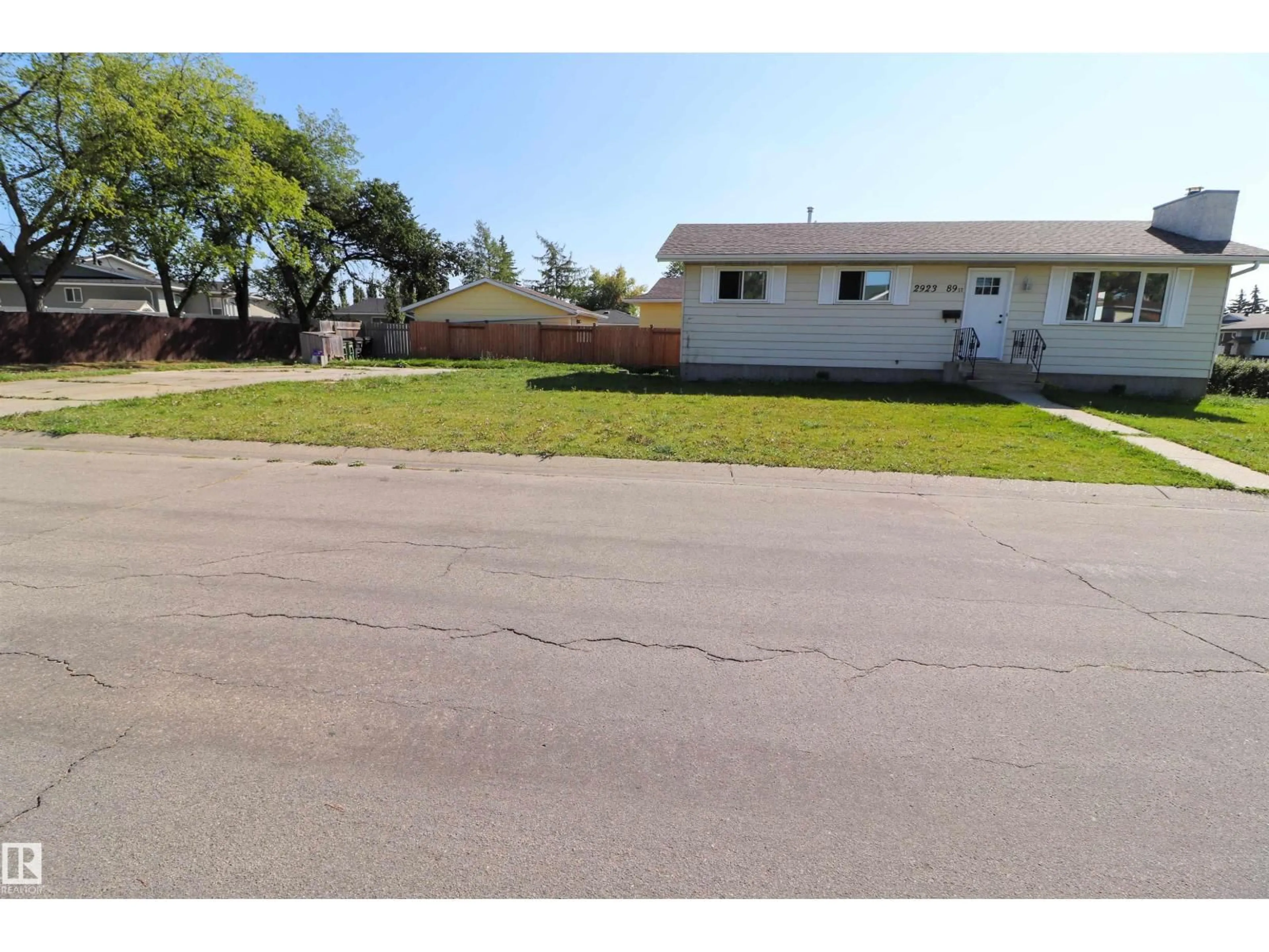 A pic from outside/outdoor area/front of a property/back of a property/a pic from drone, street for 2923 89 ST, Edmonton Alberta T6K3A7